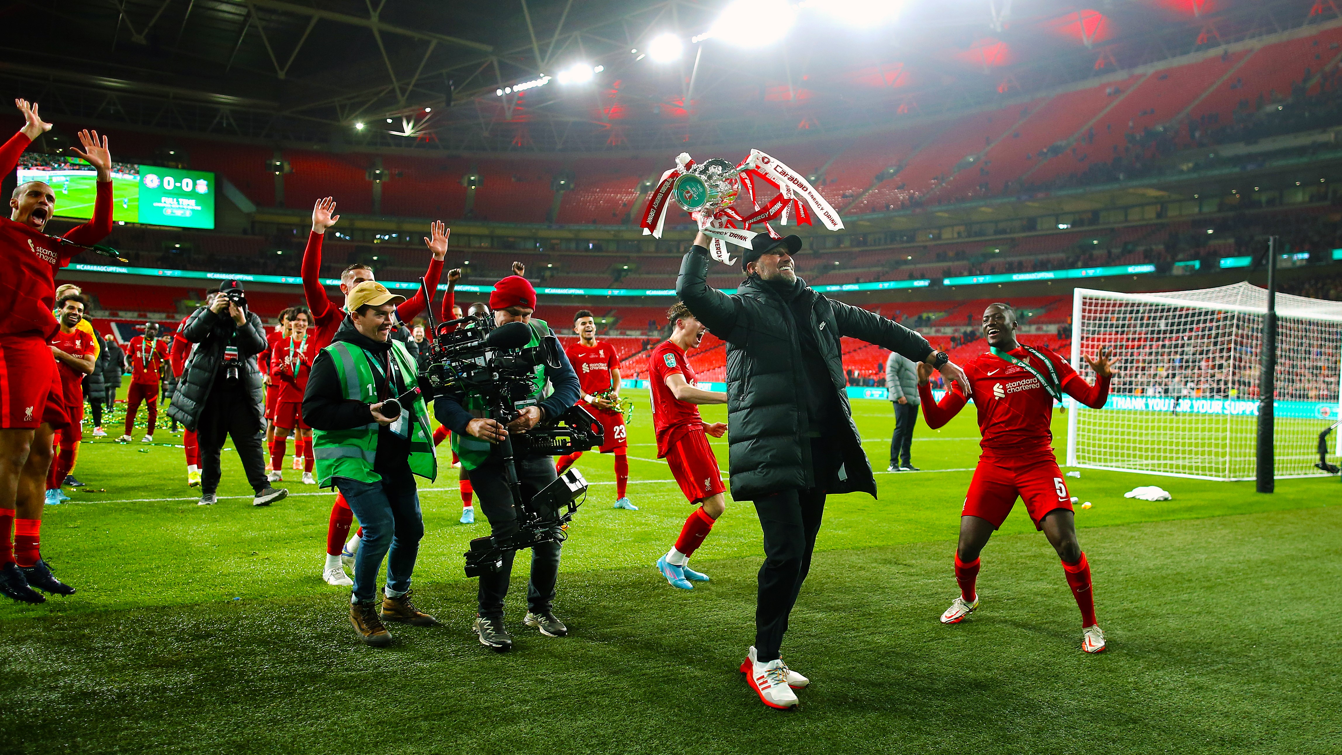 Liverpool manager Jürgen Klopp celebrates with the trophy after the Carabao Cup Final match between Chelsea and Liverpool at Wembley Stadium on February 27, 2022 in London, England