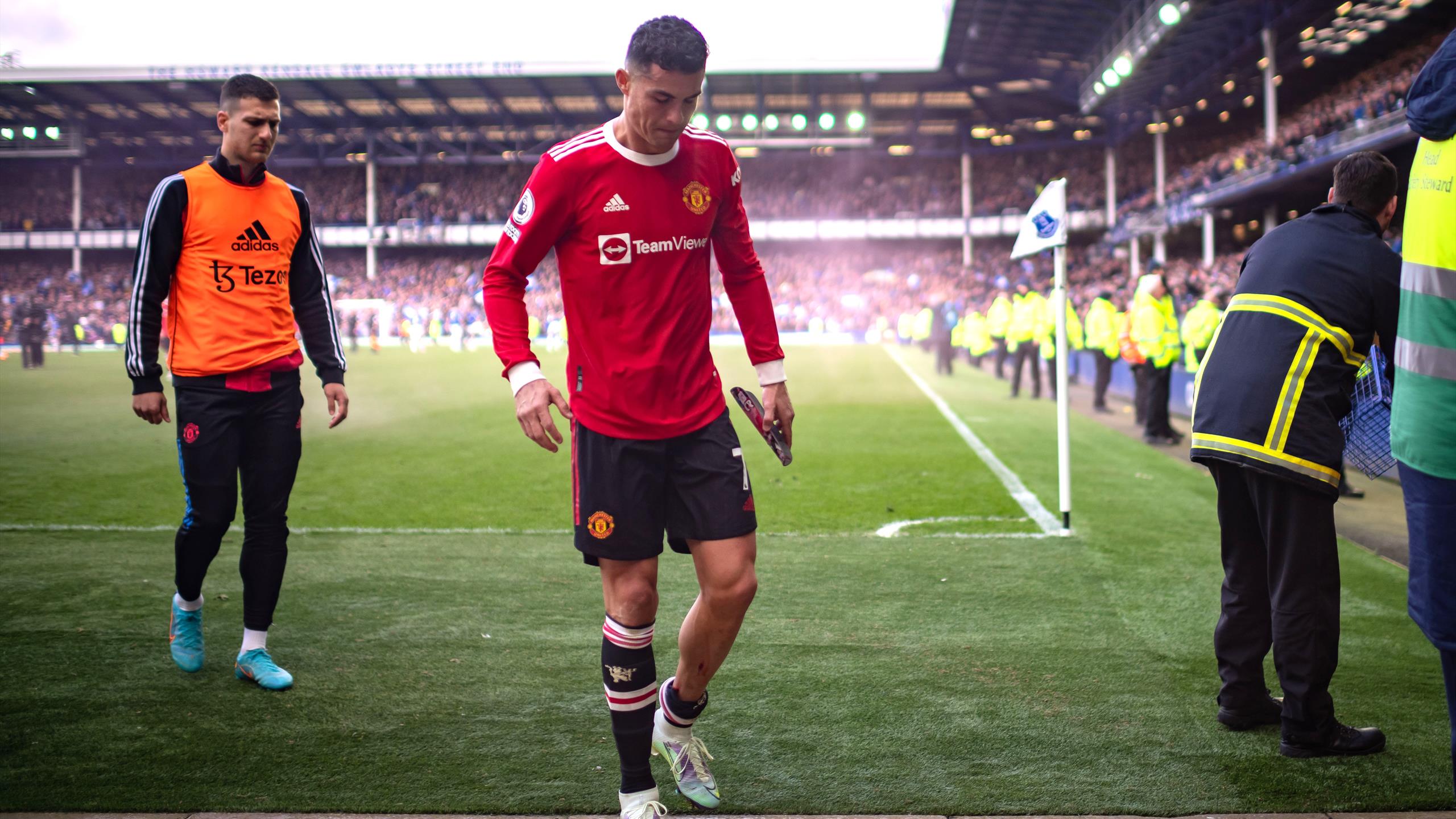 WATCH: Cristiano Ronaldo hugs little boy wearing his Manchester United  jersey, video goes viral, Football News