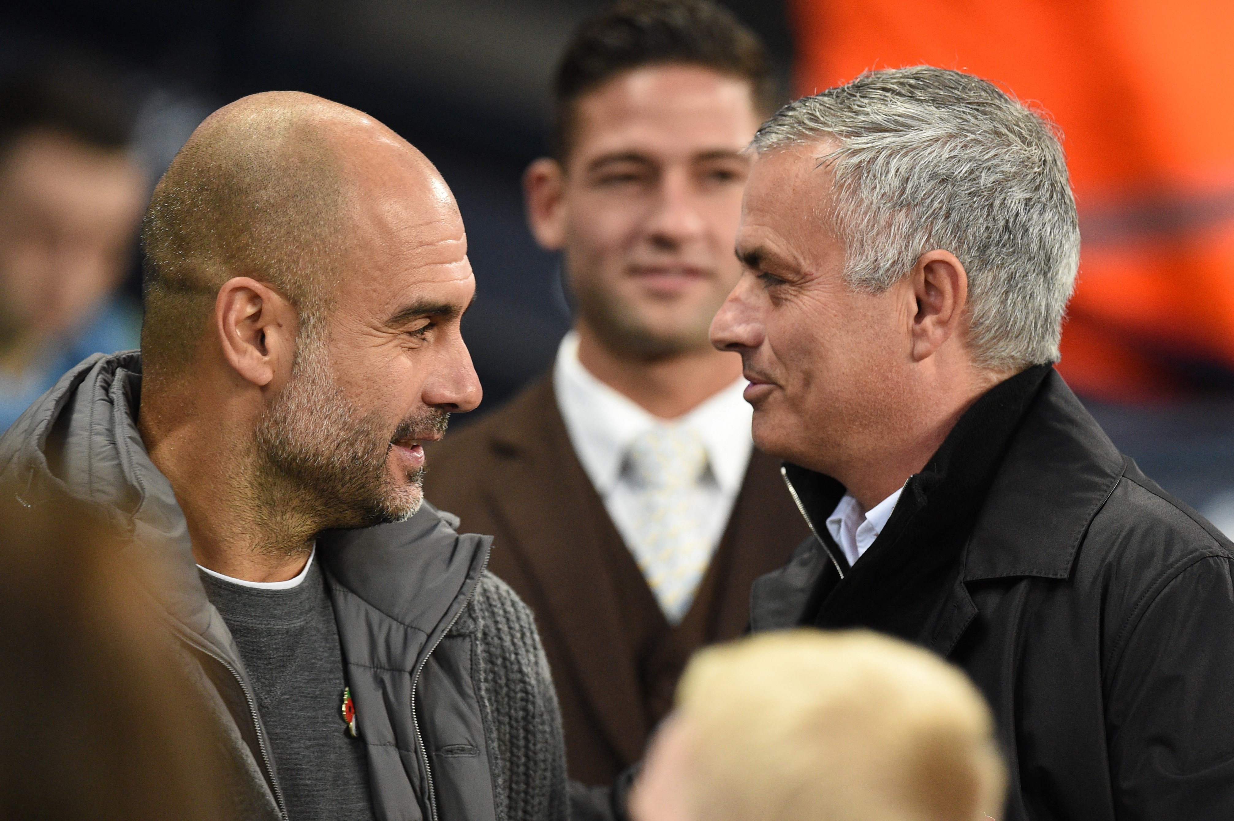 Pep Guardiola üdvözli Jose Mourinho-t a Manchester City – Manchester United Premier League találkozó előtt az Etihad Stadiumban Manchesterben 2018. november 11-én.