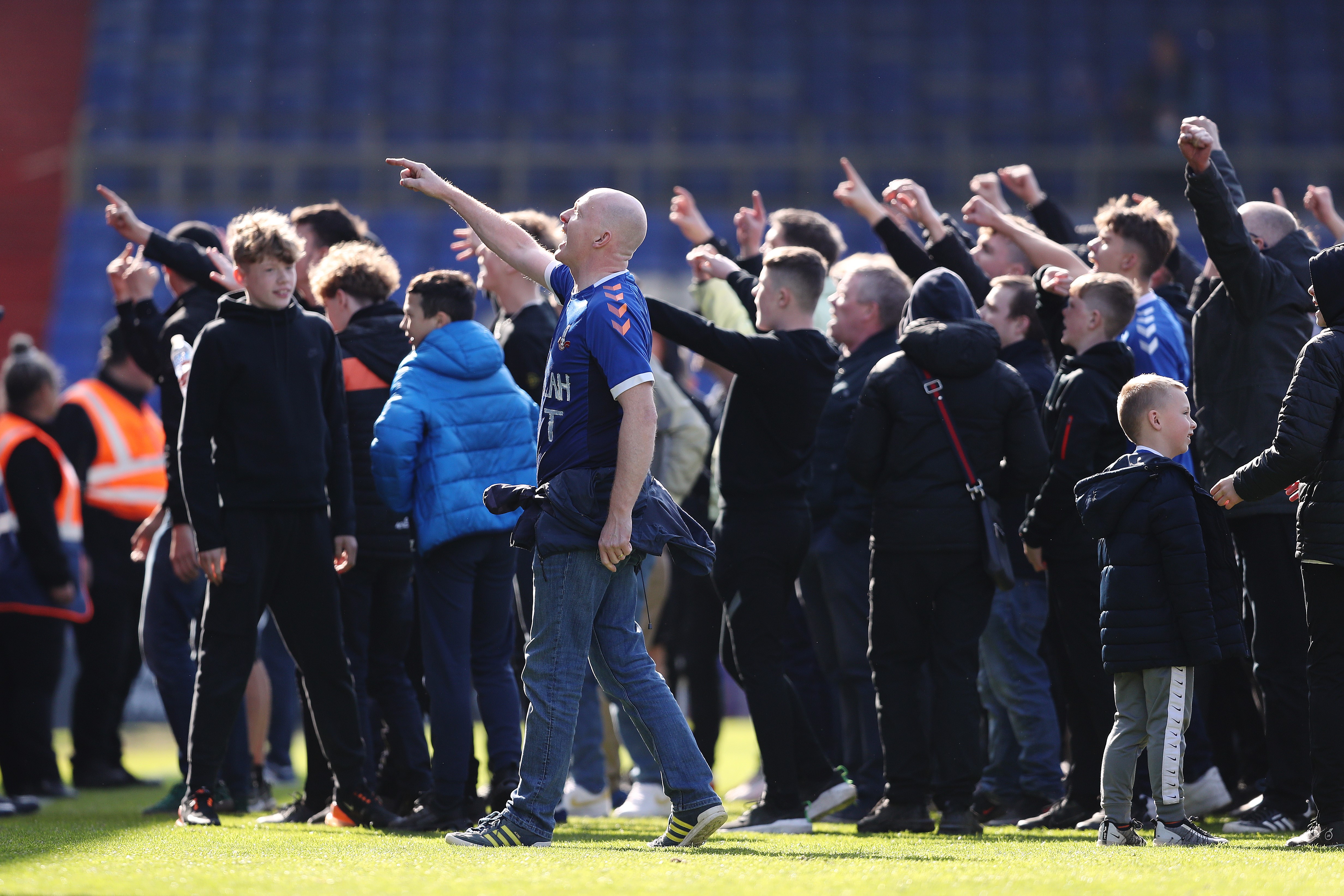 Suporterii lui Oldham au protestat în timpul meciului cu Salford