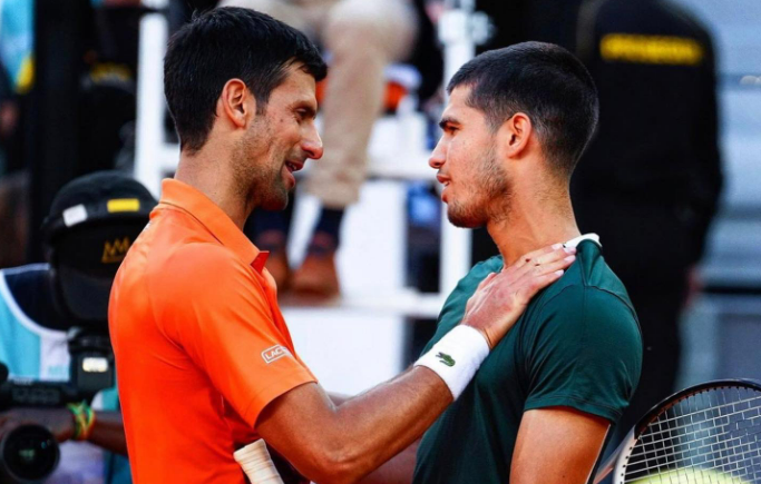 Djokovic y Alcaraz se saludan tras la semifinal del Mutua Madrid Open - El serbio regaló un comentario de elogio al joven tenista murciano en su cuenta de Twitter