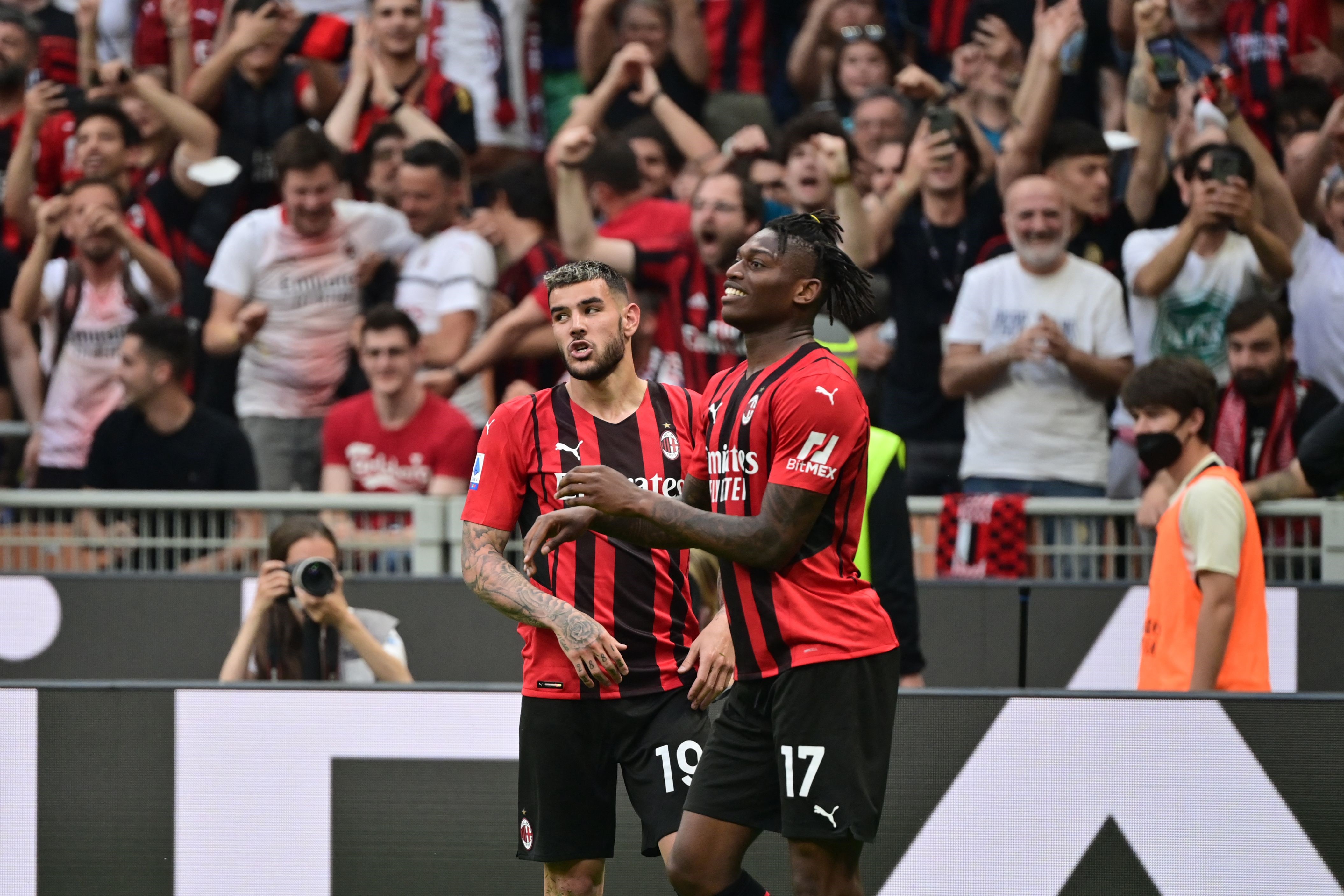 Theo Hernandez e Leao esultano per il gol in Milan-Atalanta - Serie A 2021/2022