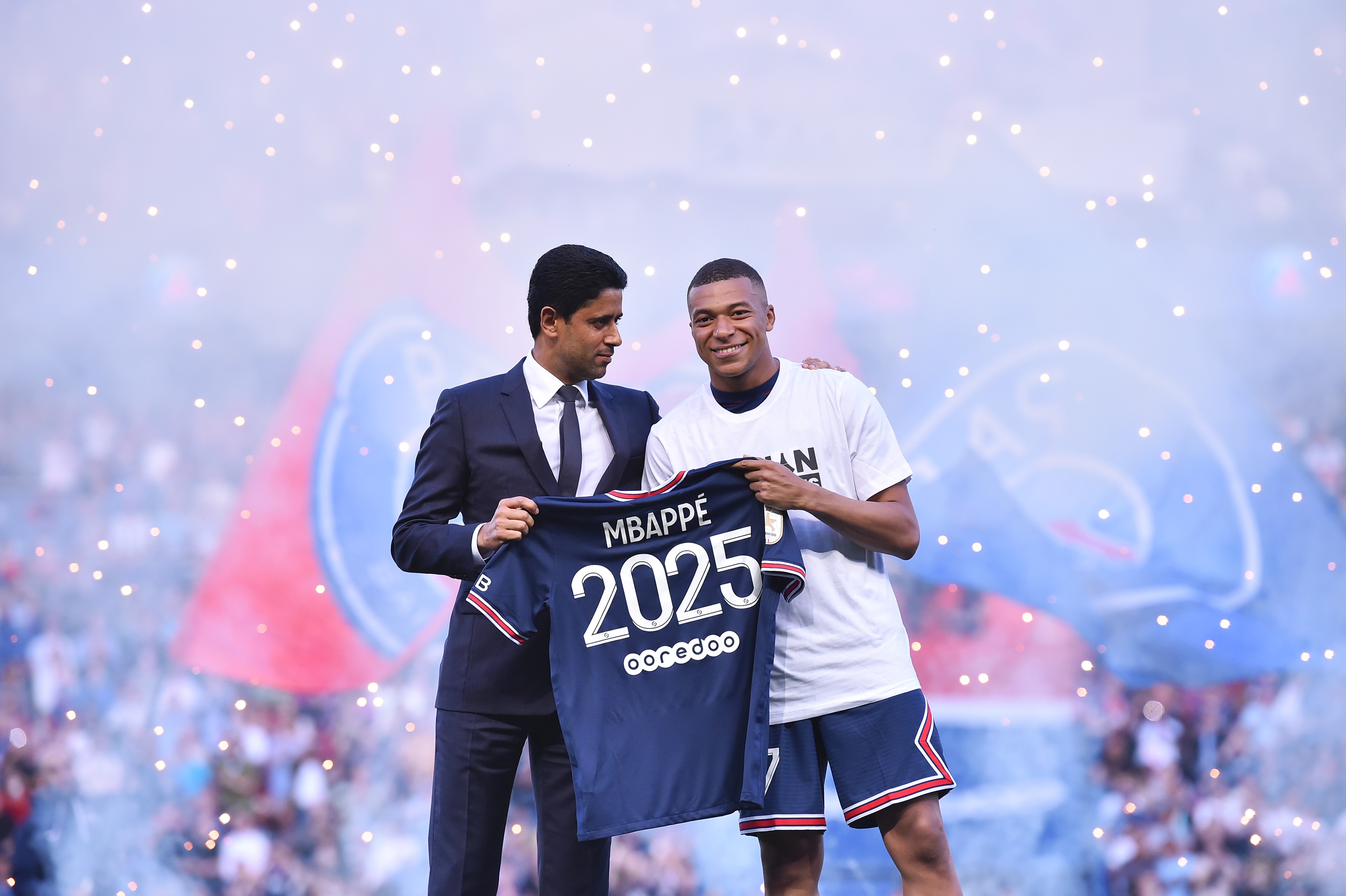 Nasser al-Khelaïfi et Kylian Mbappé lors de l'annonce de la prolongation de l'attaquant français avec le PSG jusqu'en 2025