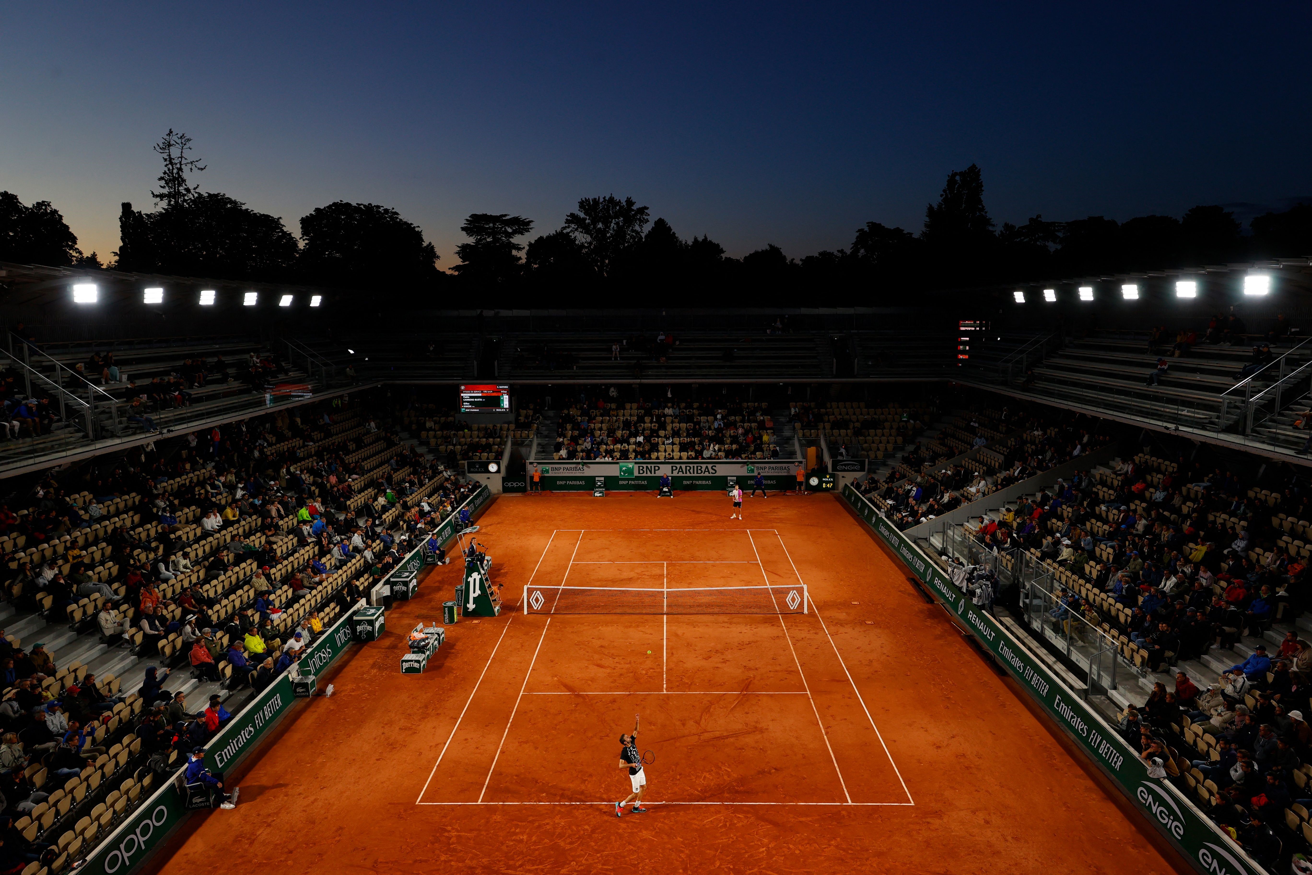 Le court Simonne-Mathieu englouti par la nuit lors du duel Simon - Carreno Busta