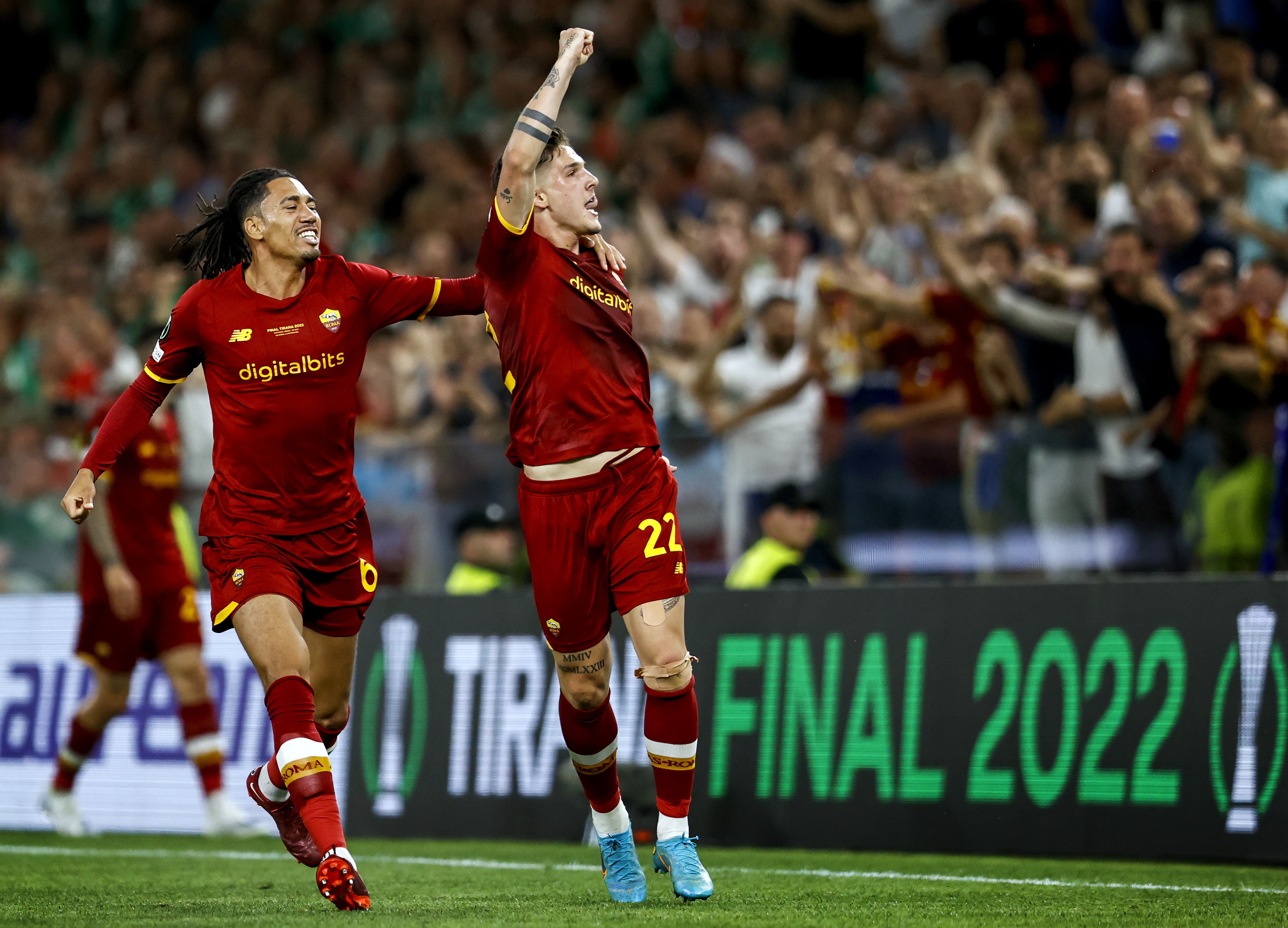 Nicolò Zaniolo esulta insieme a Chris Smalling, Roma-Feyenoord, Getty Images