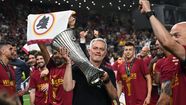 Roma 1 0 Feyenoord Jose Mourinho s Side Win First Ever Europa 