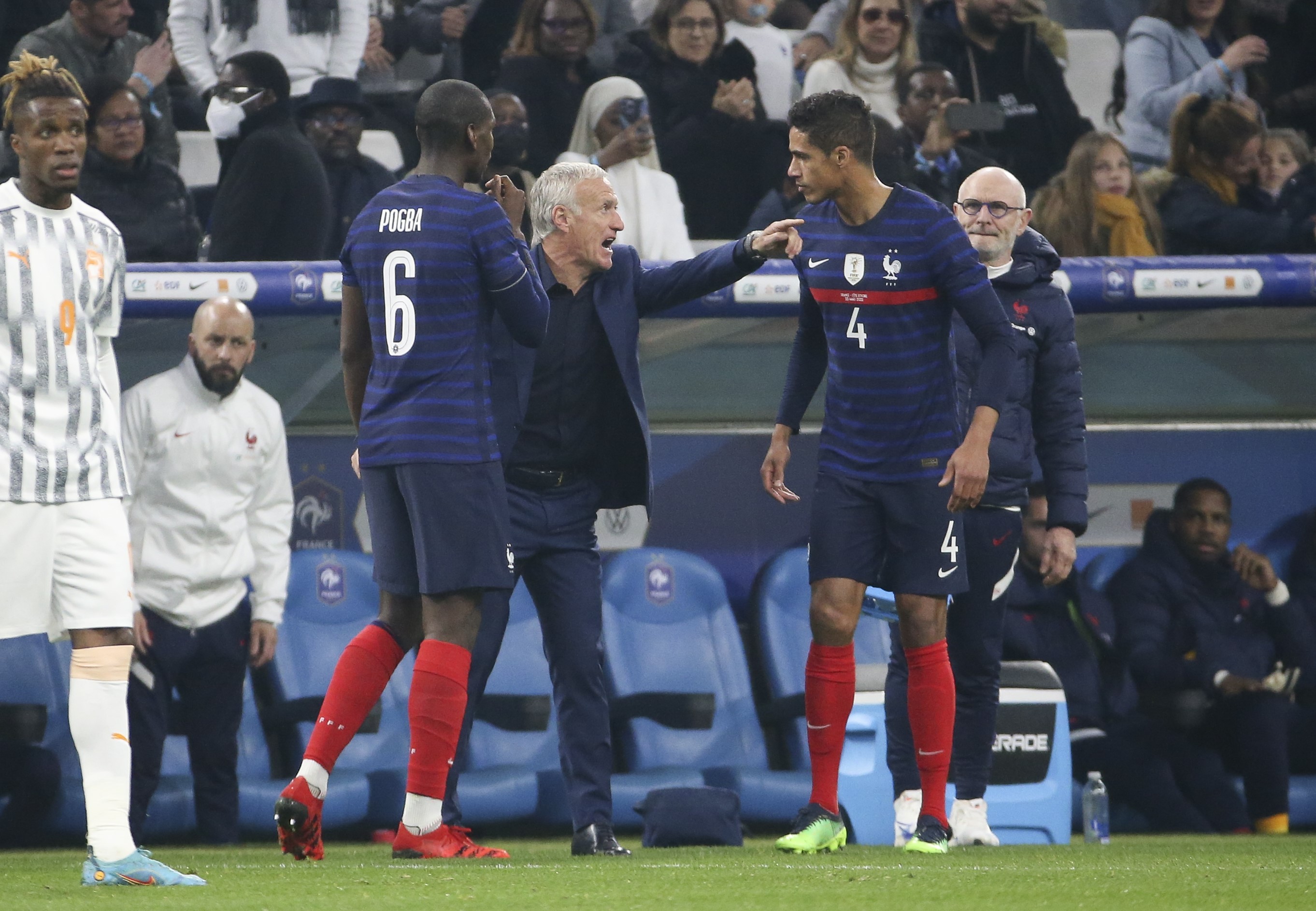 Paul Pogba, Didier Deschamps et Raphaël Varane lors de France - Côte d'Ivoire