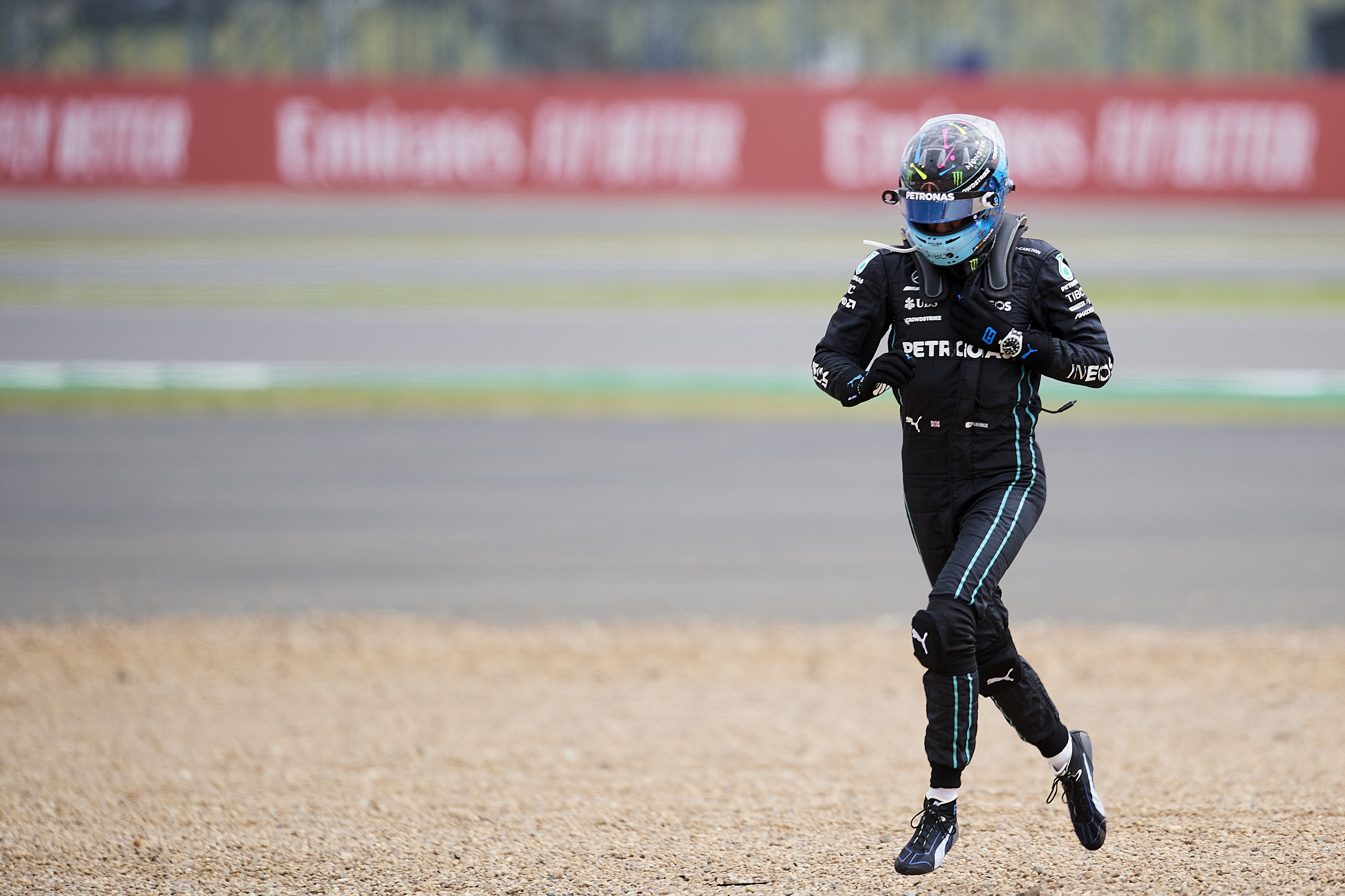 George Russell fonce vers au secours de Zhou après l'énorme accident au départ du Grand Prix de Grande-Bretagne