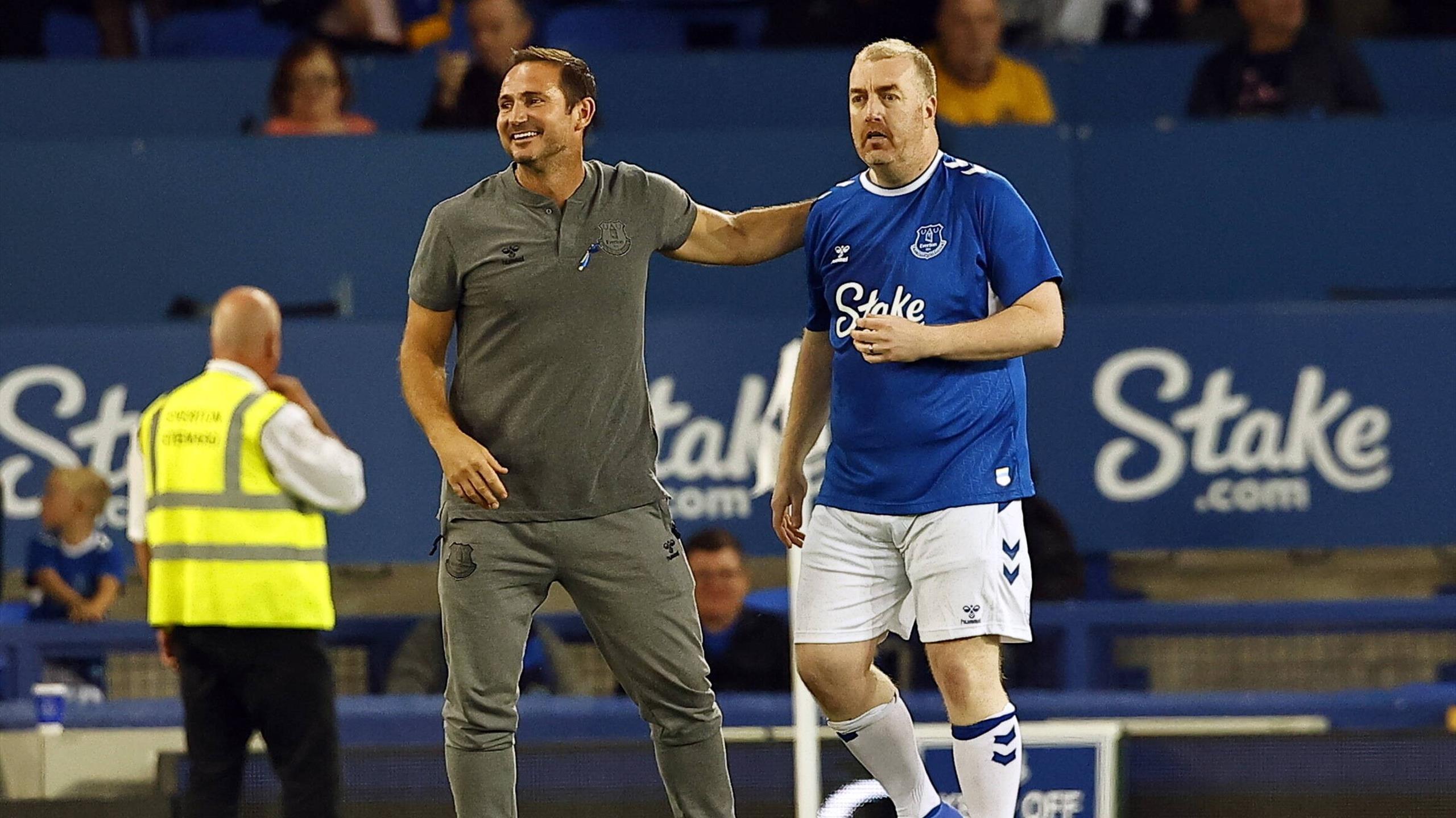 Everton mit besonderer Geste: Fan Paul Stratton darf nach Engagement ...