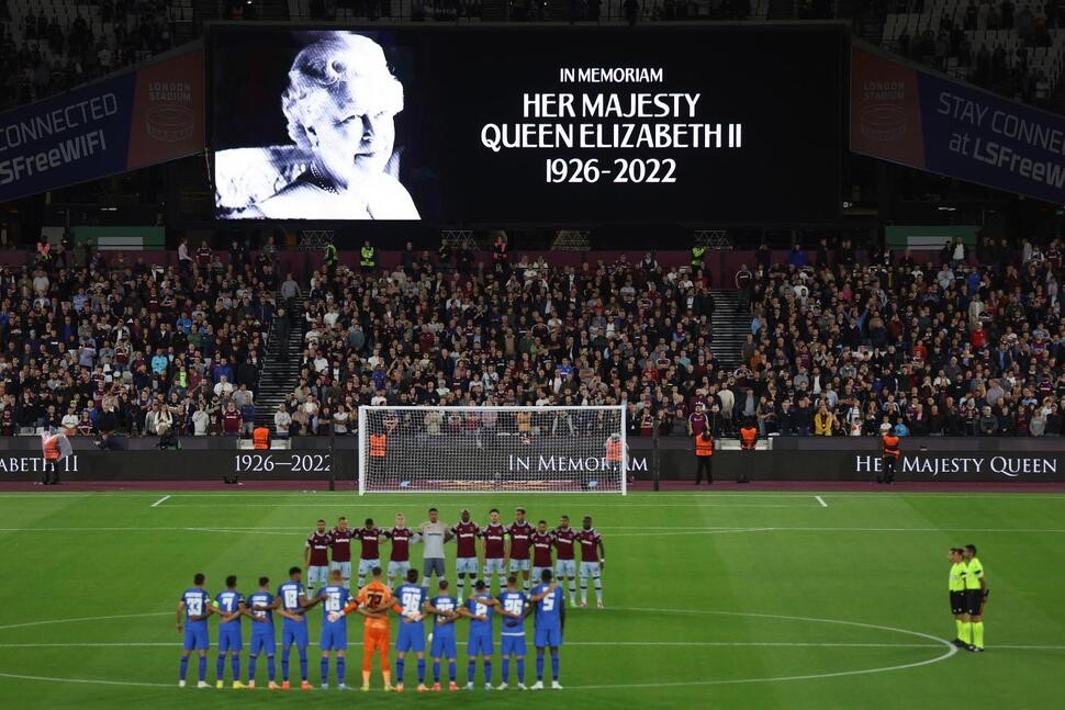 West Ham - Steaua Bucarest, silence moments following the death of Queen Elizabeth II