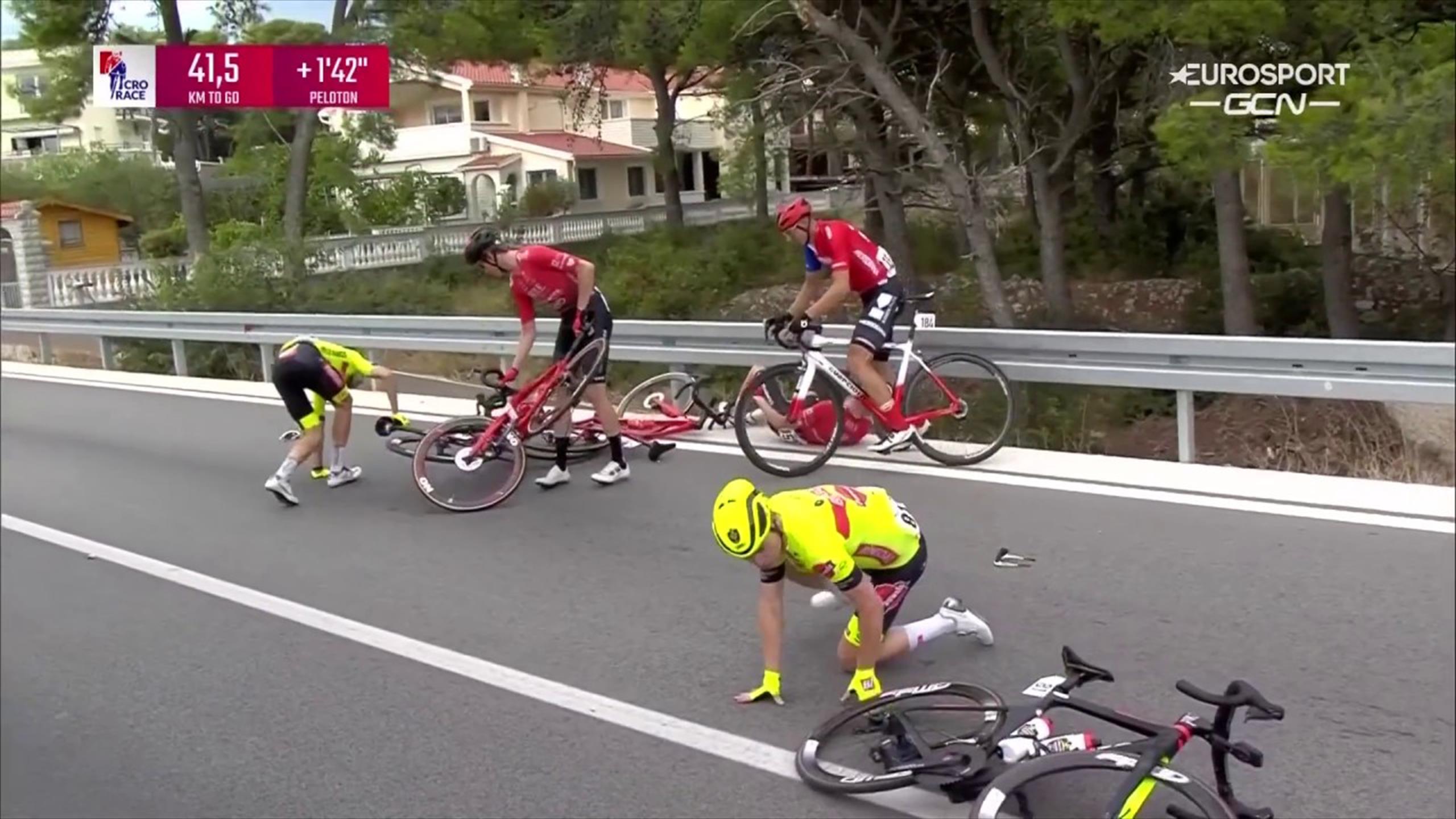 Giro di Croazia 2022 Una banale caduta spezza il gruppo in due che