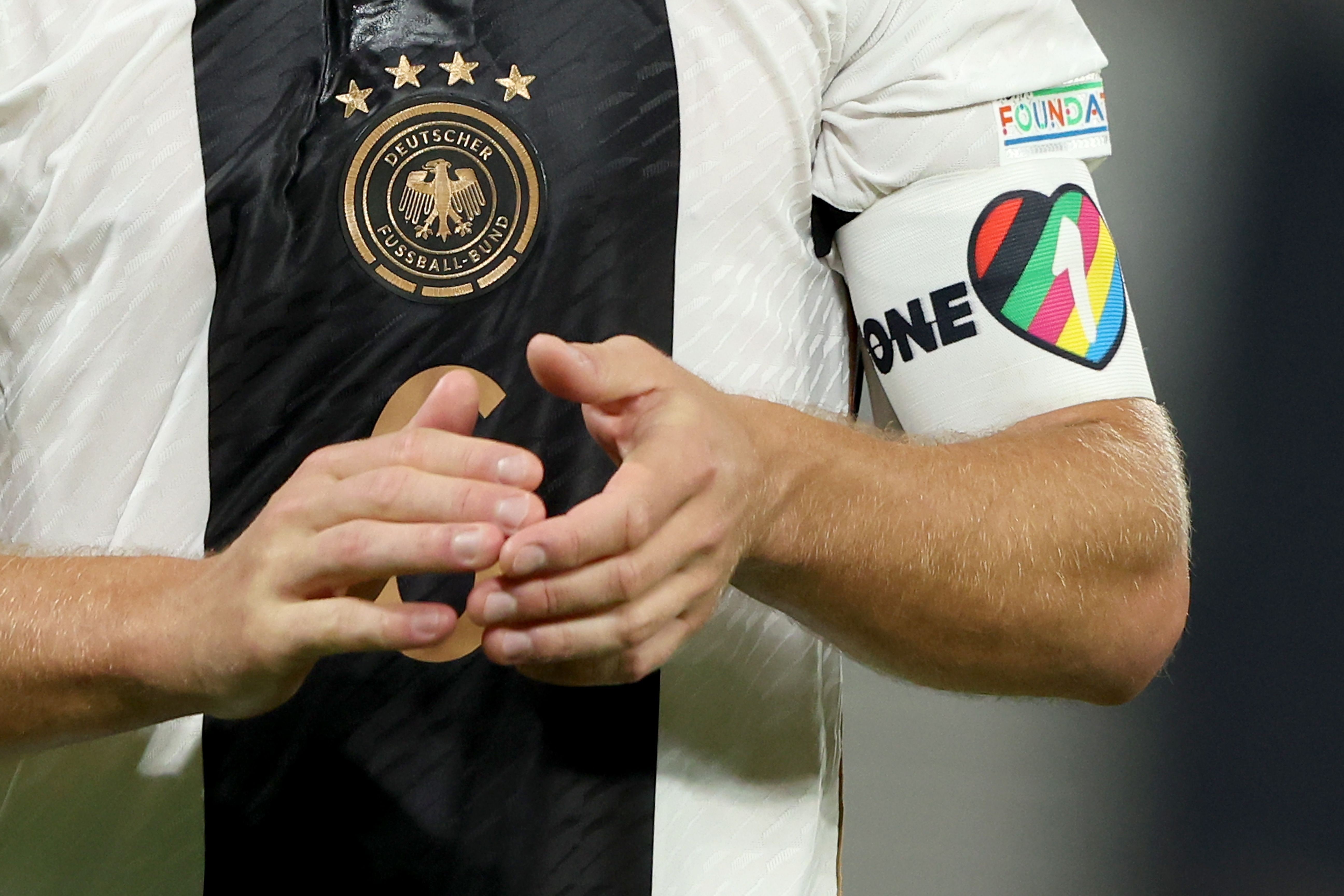 Coupe du monde Brassard "One Love" Les Allemands se couvrent