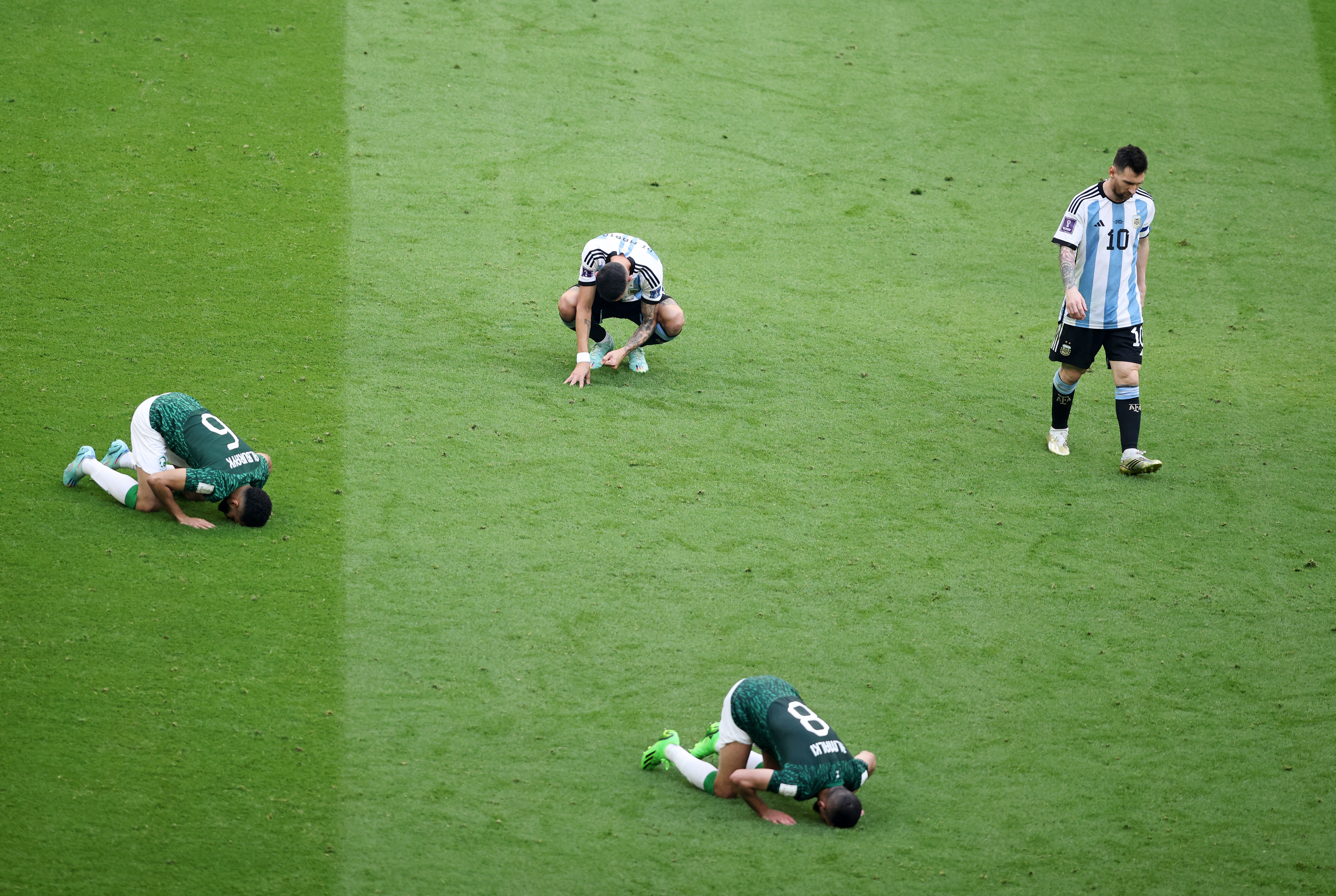 Lionel Messi et Angel Di Maria après la défaite face à l'Arabie saoudite