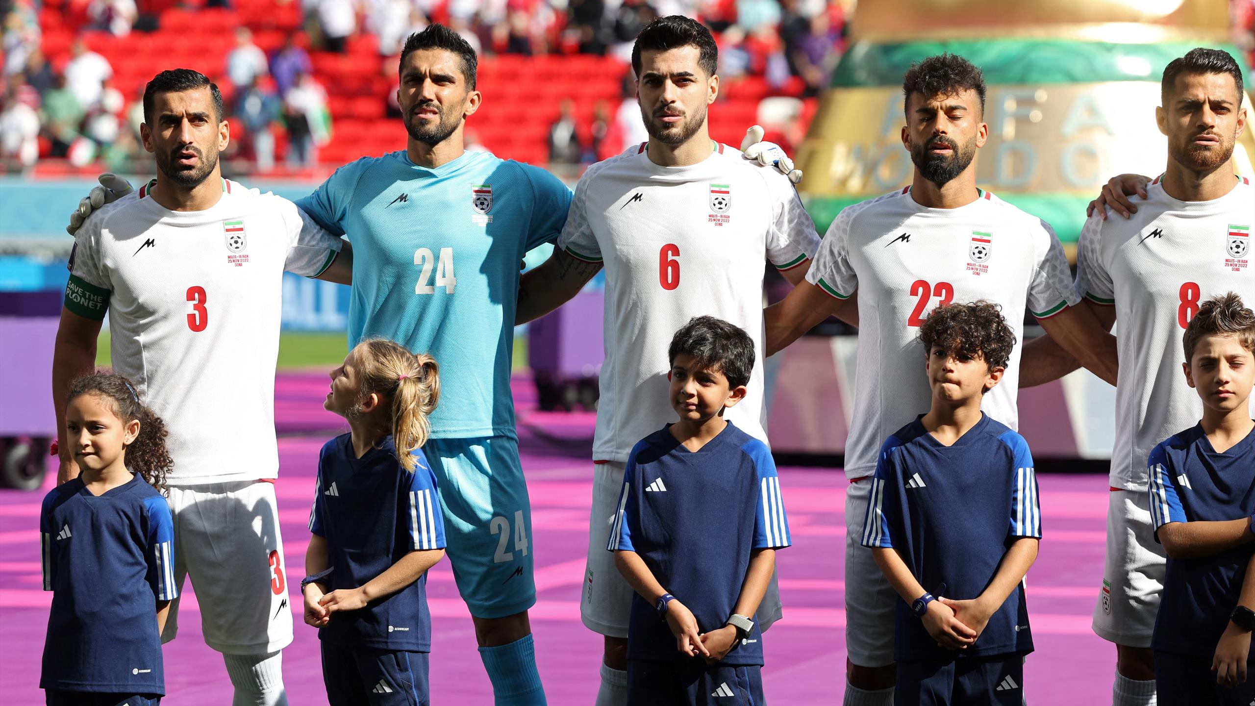 WM 2022: Iran-Spieler singen vor Spiel gegen Wales die Nationalhymne ...