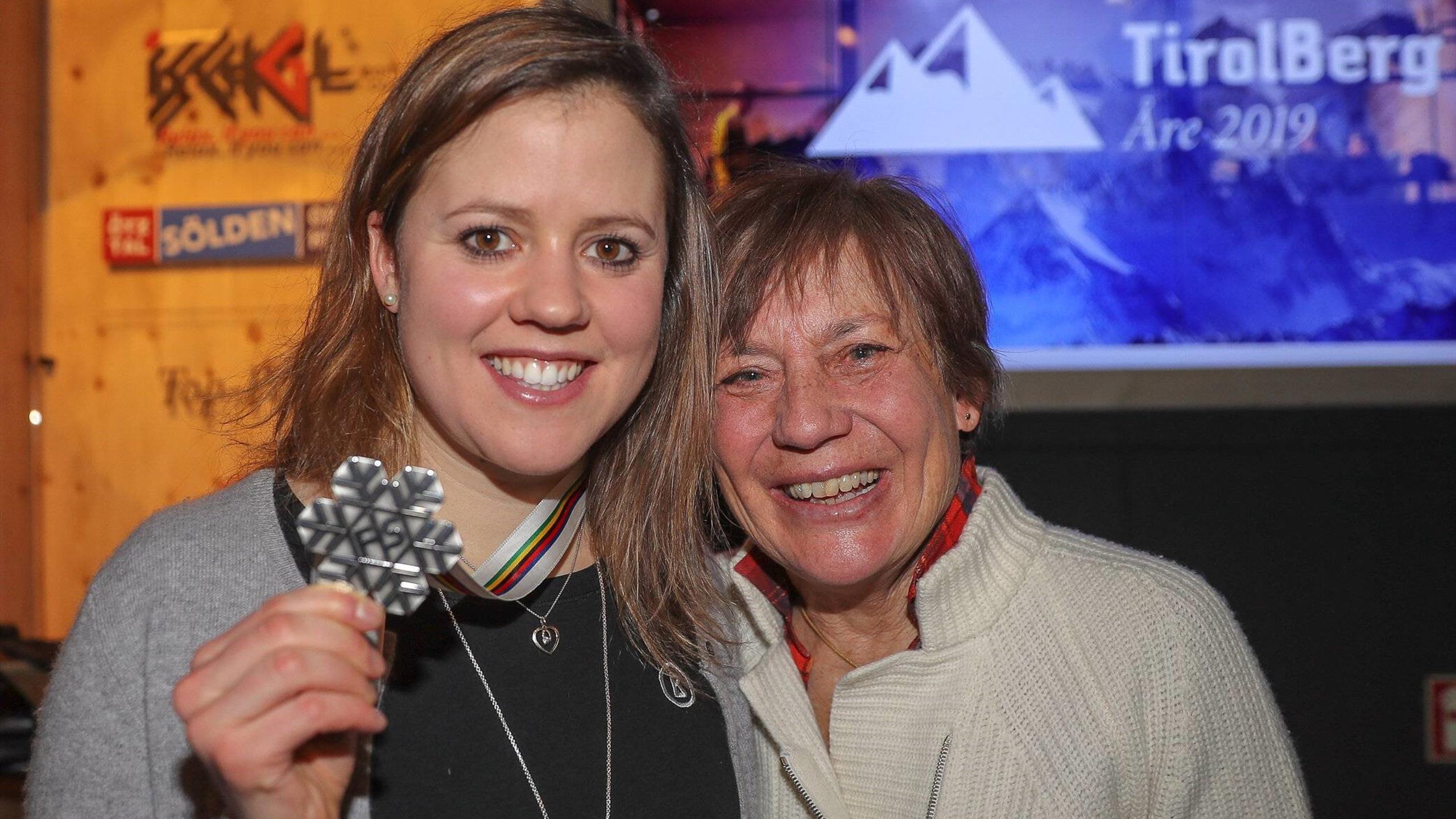 Viktoria Rebensburg erinnert sich an Rosi Mittermaier Olympiasiegerin