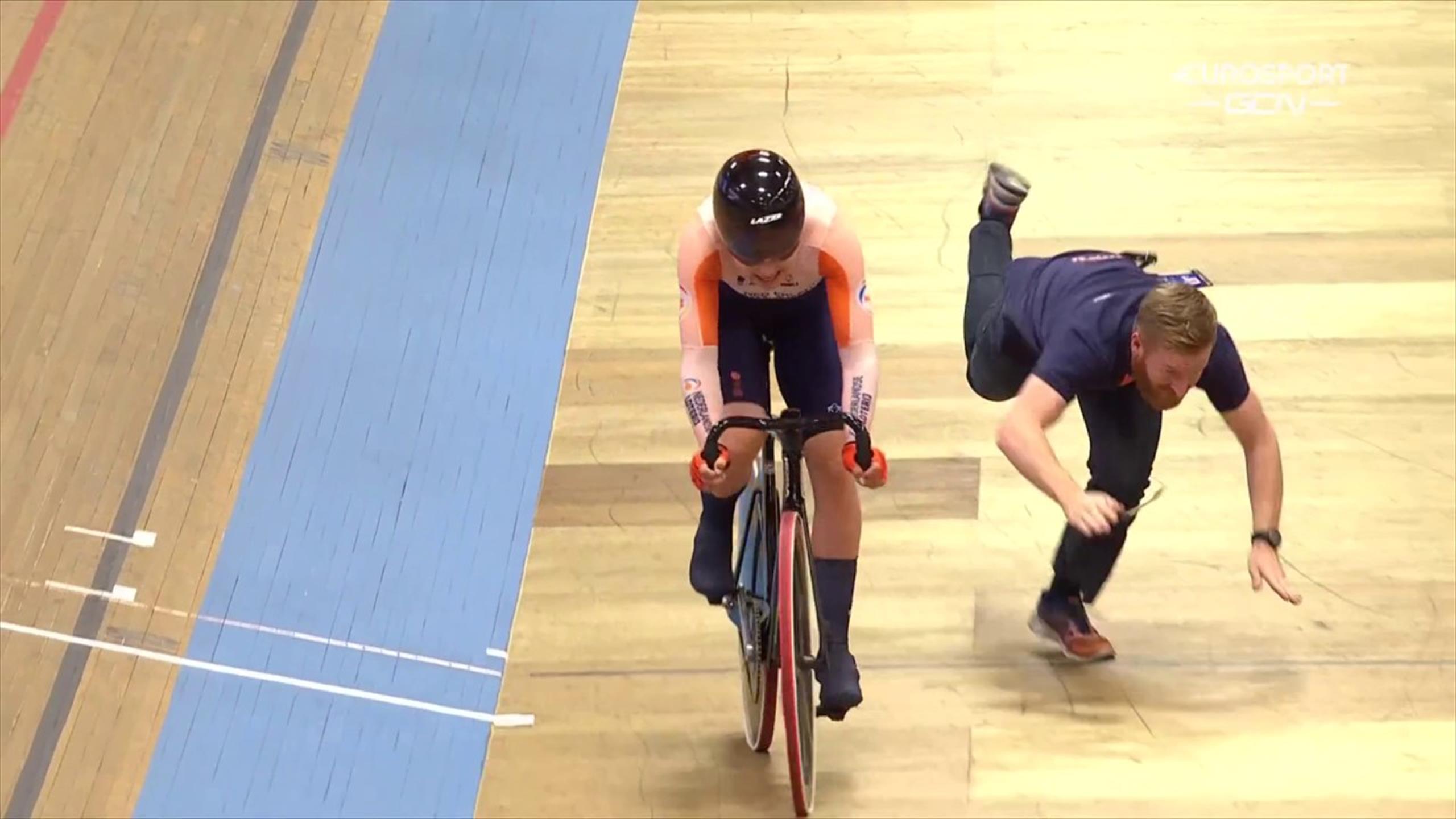 Europei 2023 Scoppiano entrambe le ruote e il meccanico cade che