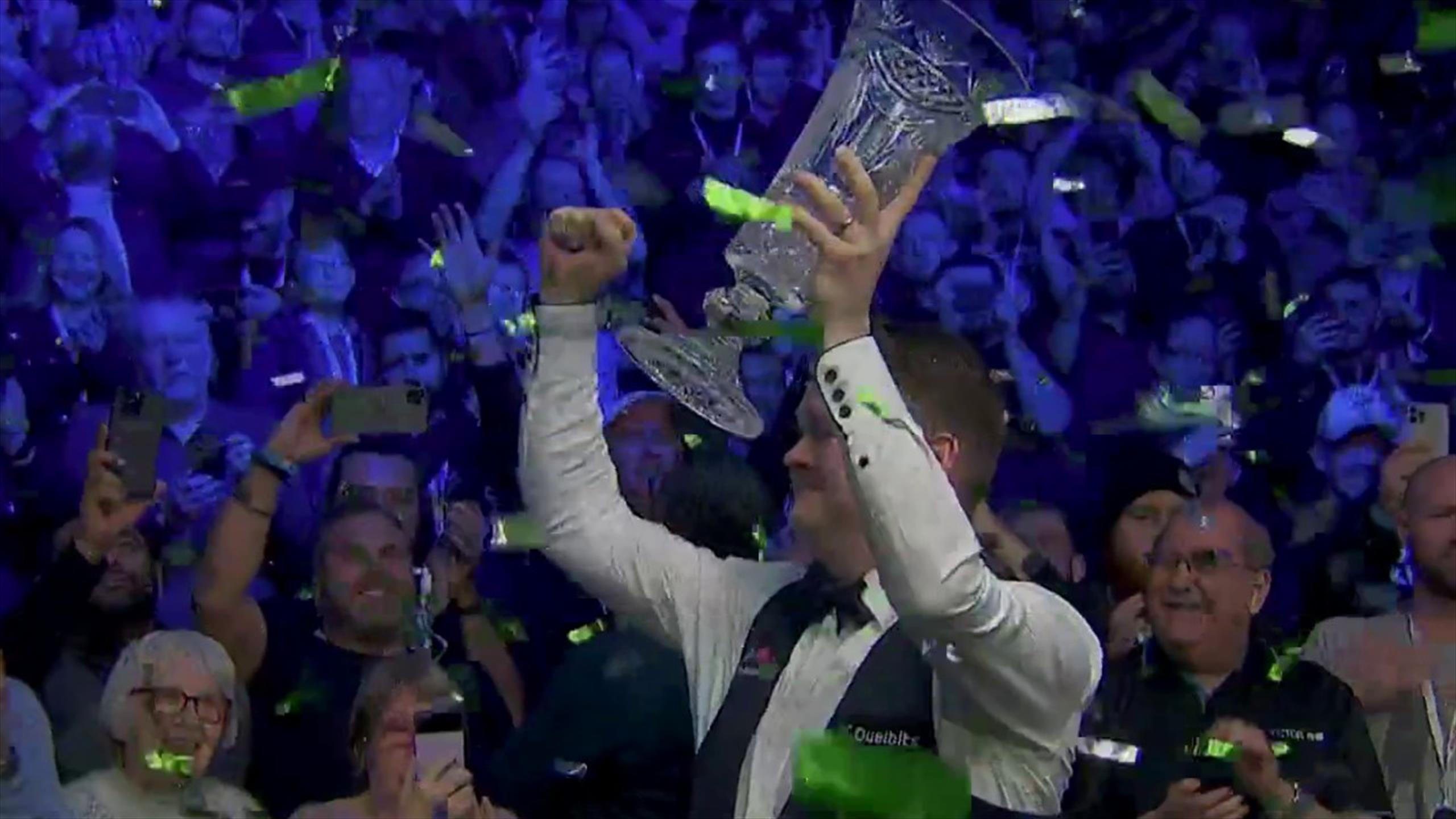 Players Championship "Magician" Shaun Murphy erhält den Pokal nach