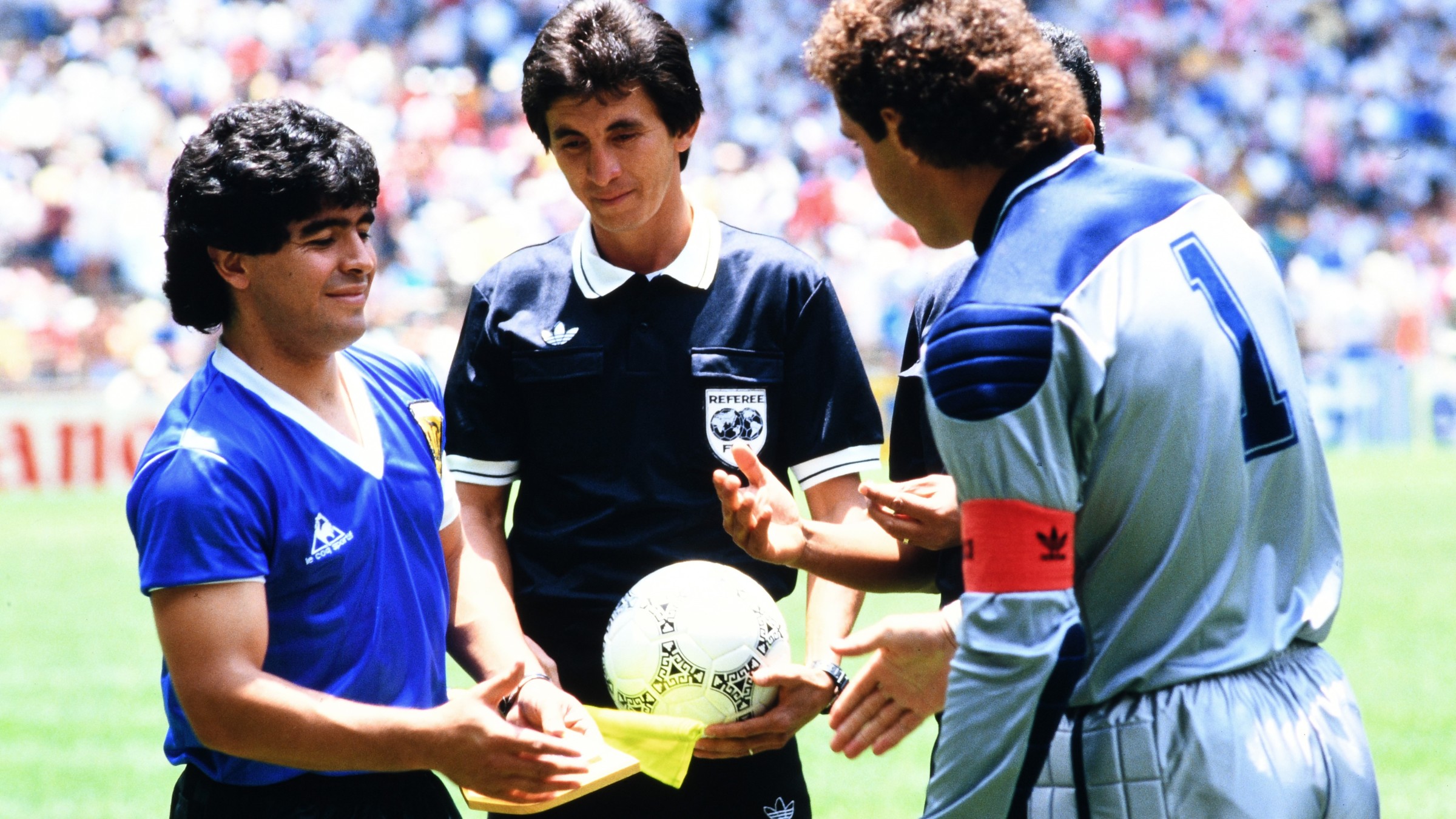 Diego Maradona grał tą piłką. Futbolówka z meczu Argentyna - Anglia na