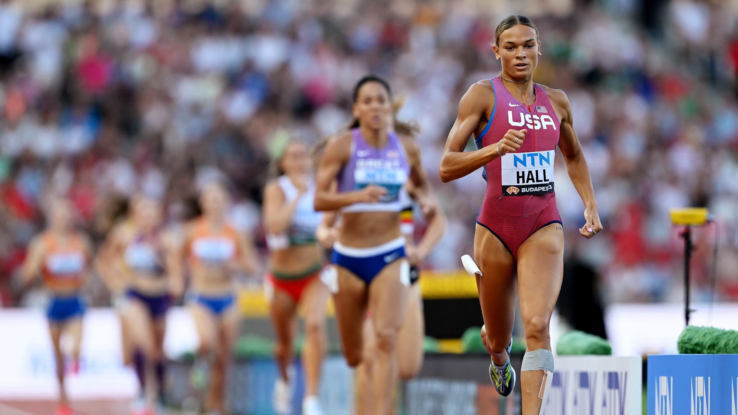 LeichtathletikWM 2023 Katarina JohnsonThompson und Anna Hall kämpfen