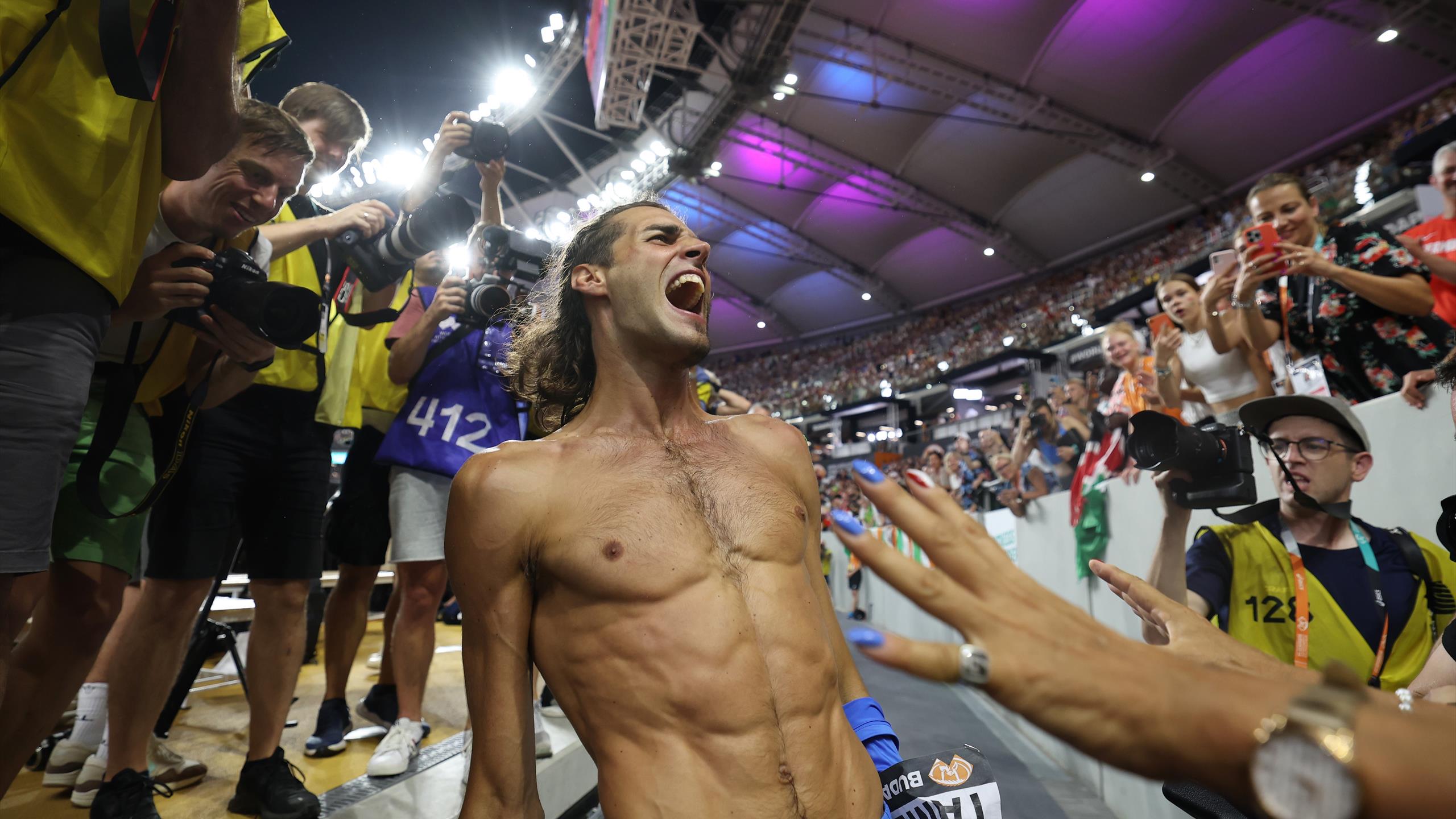 LeichtathletikWM 2023 Gianmarco Tamberi lässt sich in Budapest feiern
