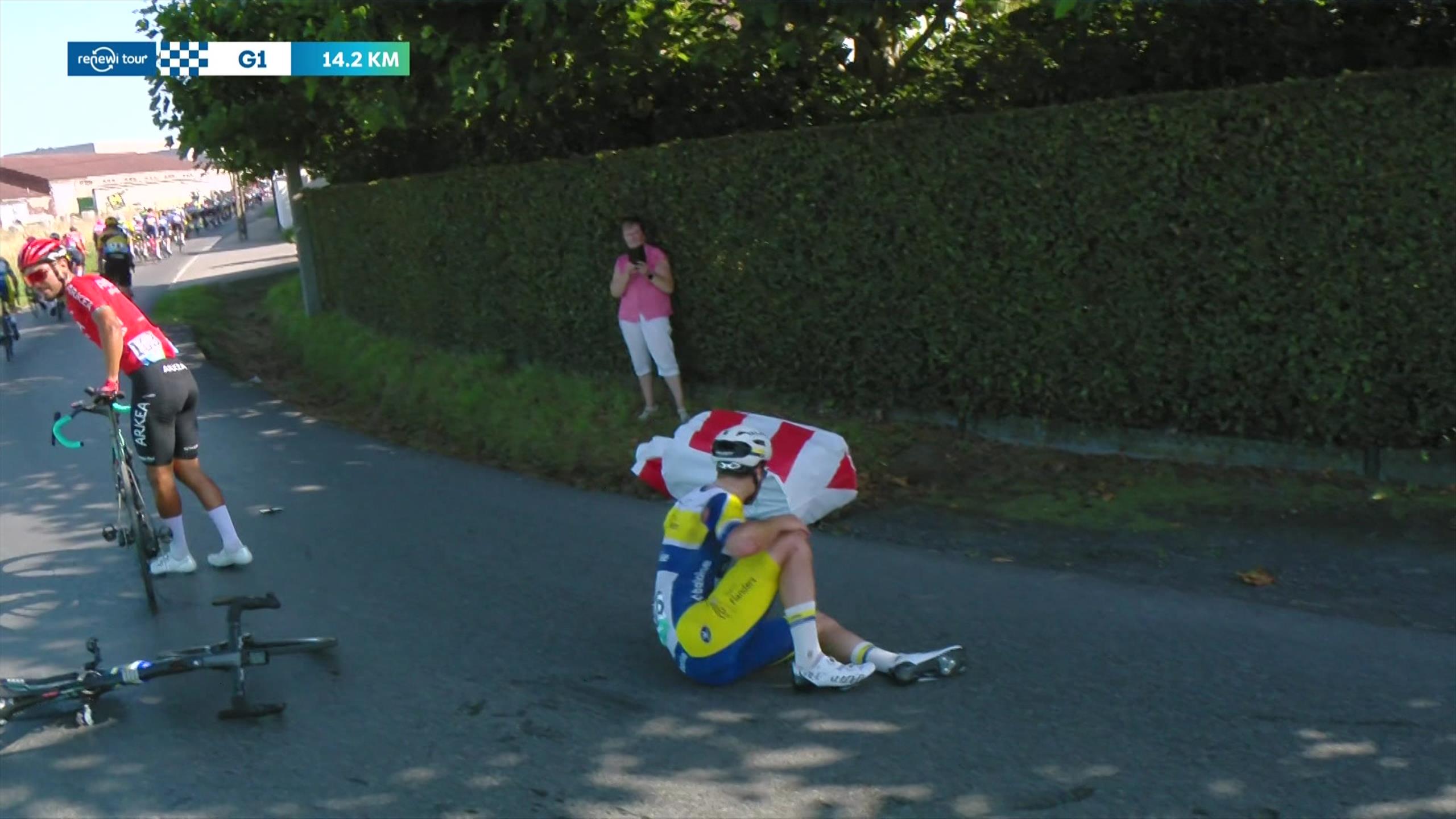 Renewi Tour - Caduta a fondo gruppo! Fretin e Grondin a terra dopo aver