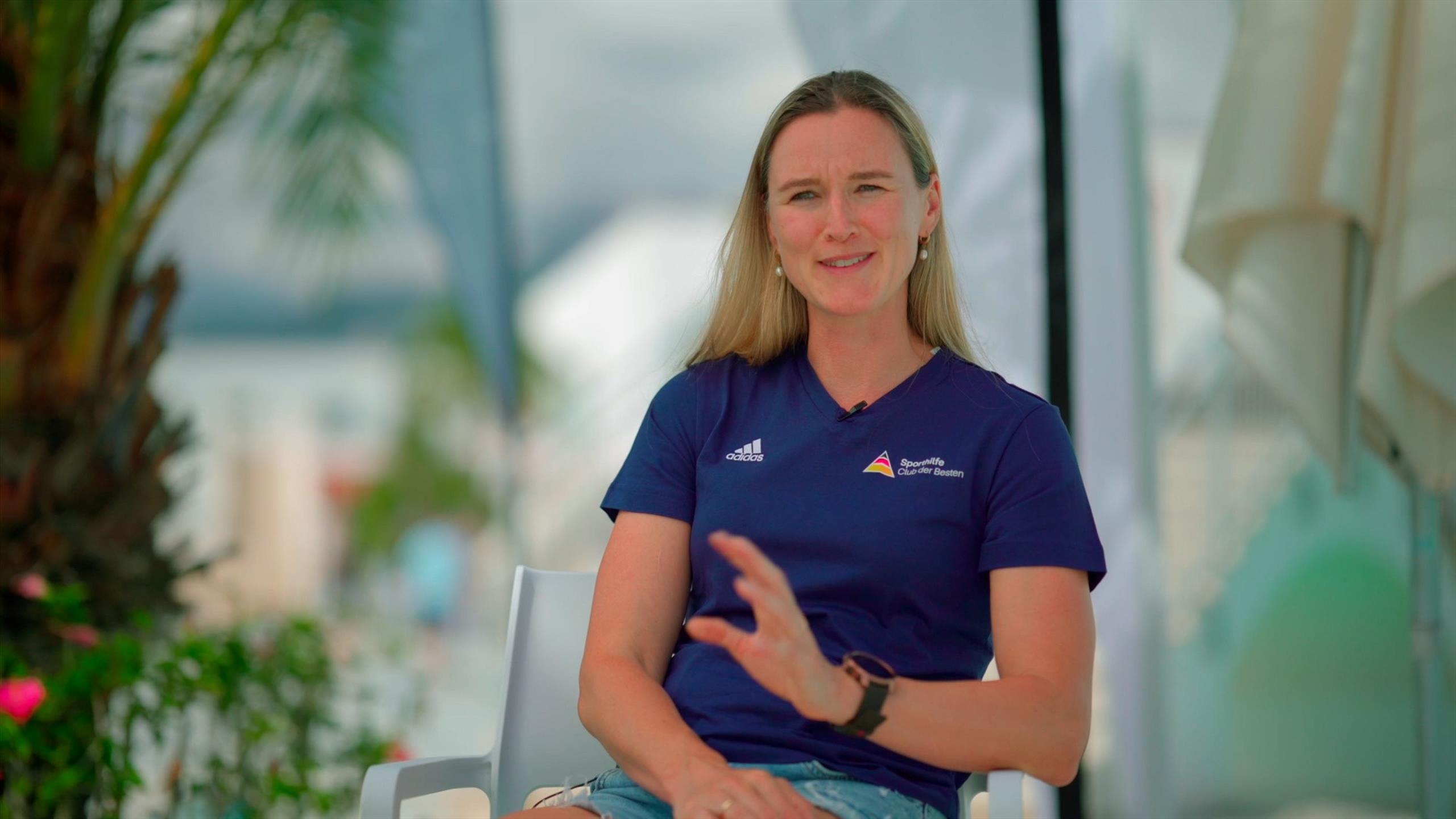 Denise HerrmannWick bietet BiathlonDamen ihre Hilfe an