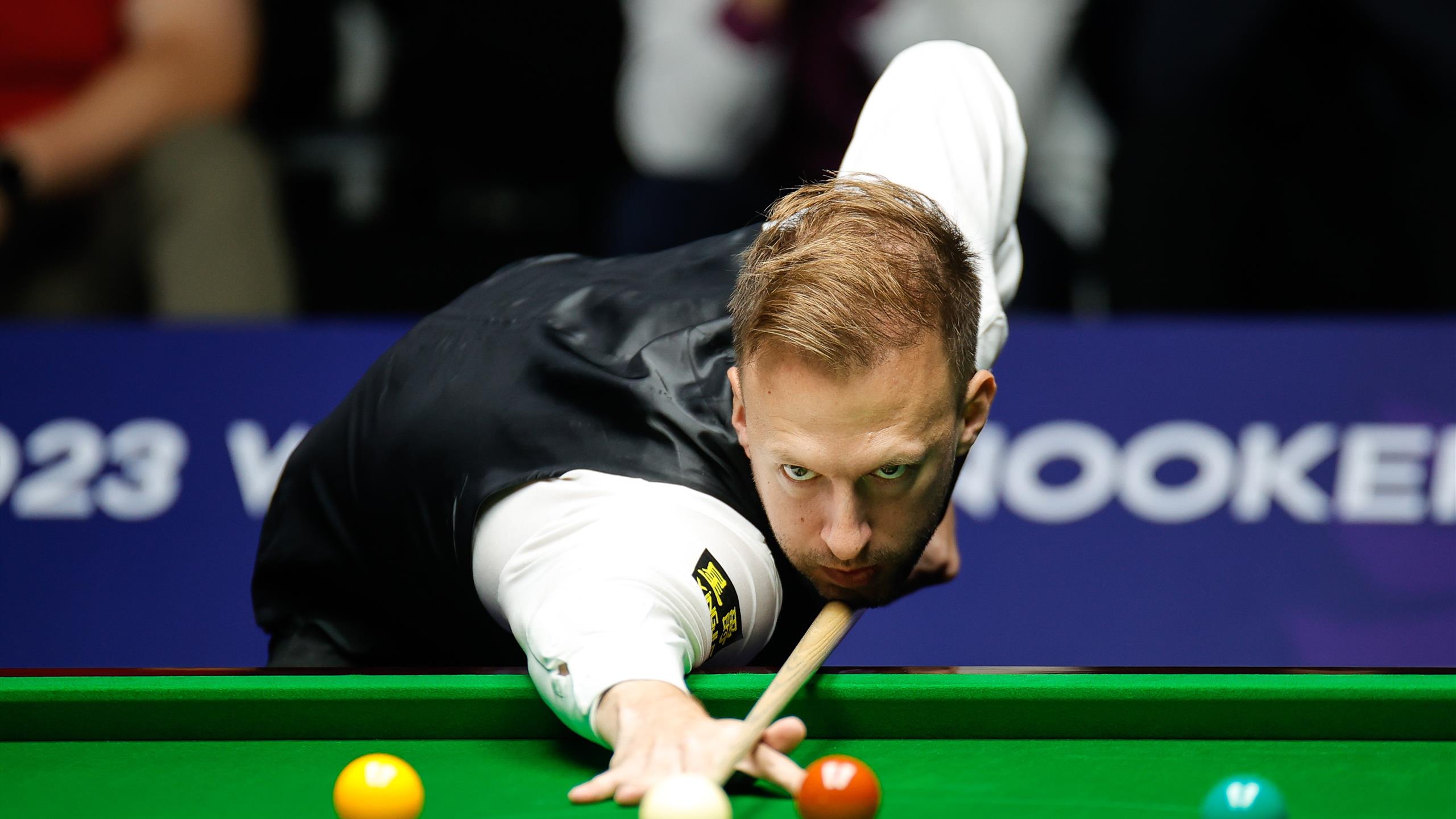 Judd Trump wows crowd by potting colours without moving during win over