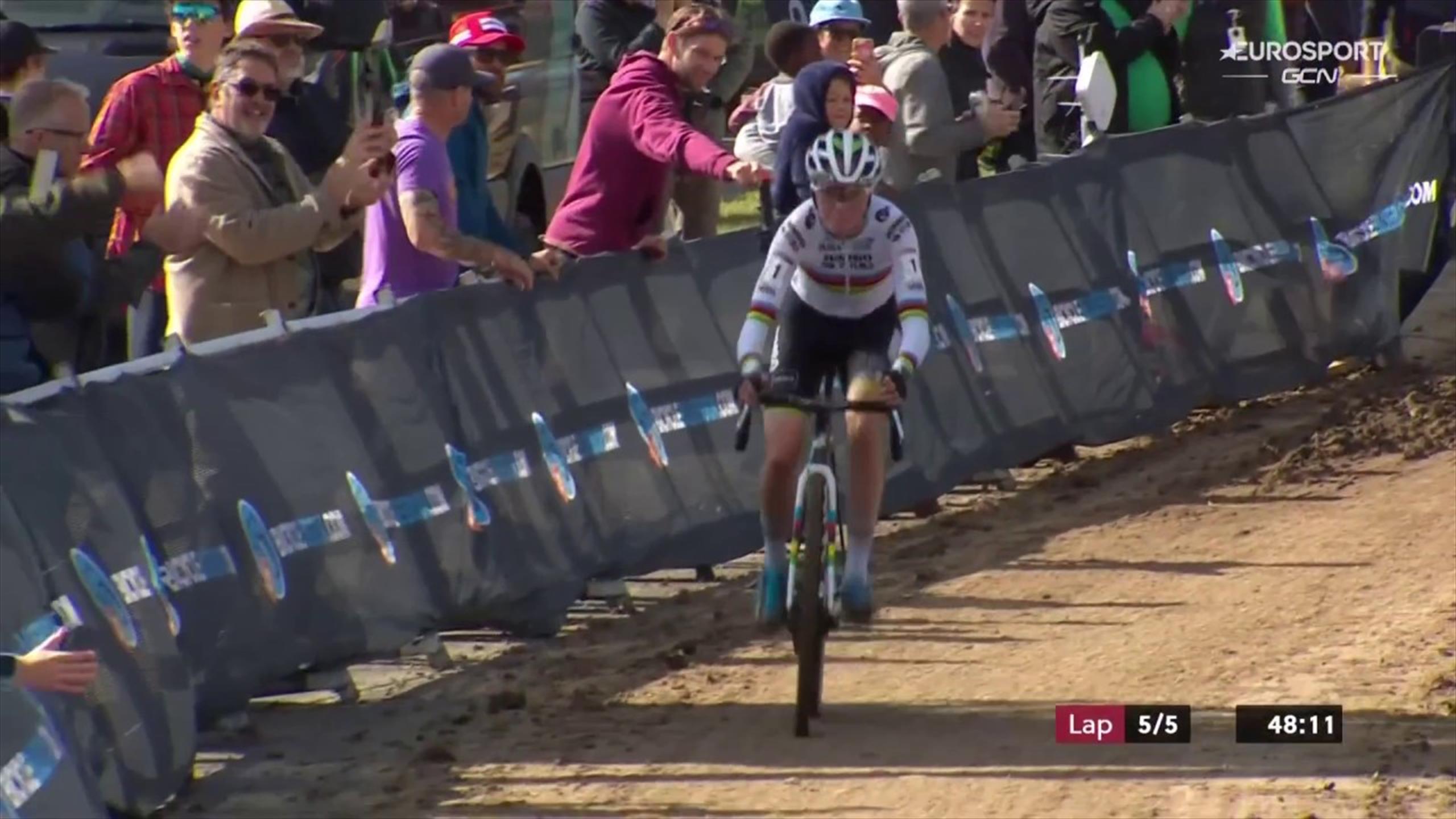 Waterloo Wereldkampioene Fem van Empel klopt Puck Pieterse na