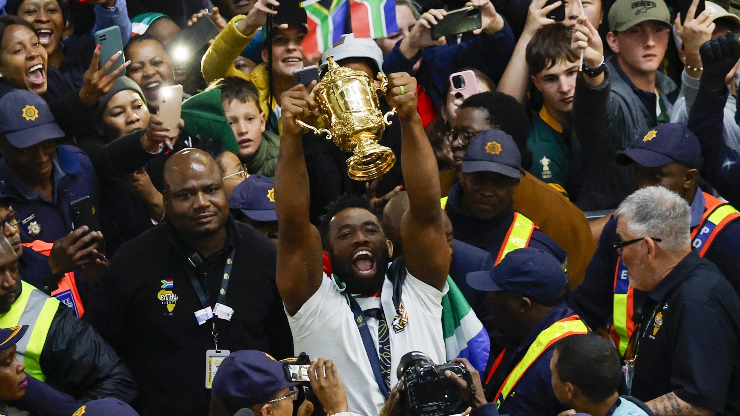 RugbyWM Jubelnde Menschenmenge empfängt südafrikanische
