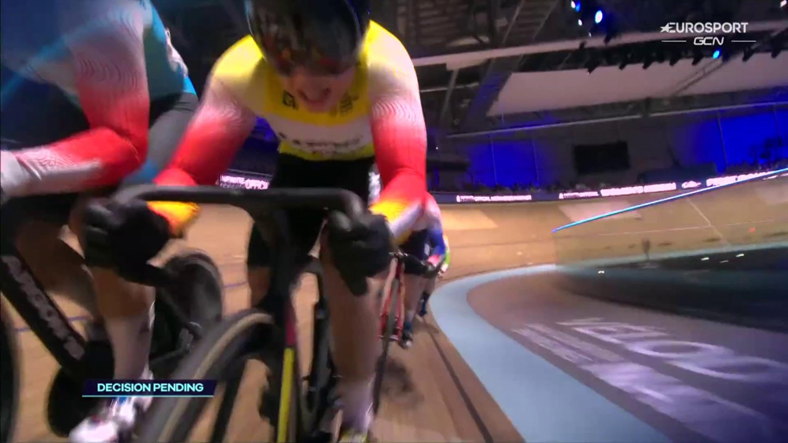 Lijuan Wang resta in piedi per miracolo! Perde il controllo della bici ...