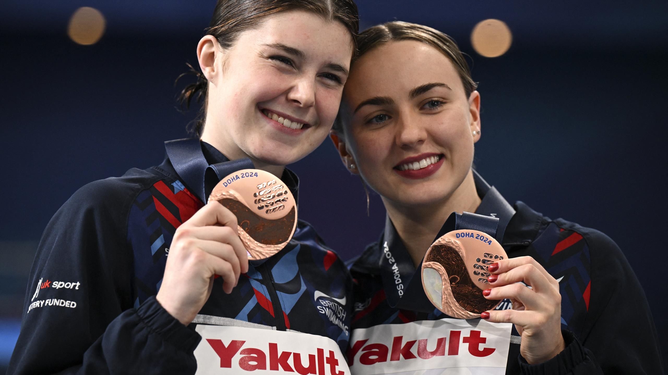 Lois Toulson and Andrea Spendolini-Sirieix win 10m synchro diving bronze at  World Aquatics Championships - TNT Sports