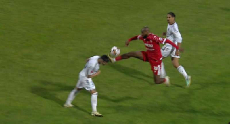 Faultul lui Abdallah asupra lui Benzar. Captură Digi Sport