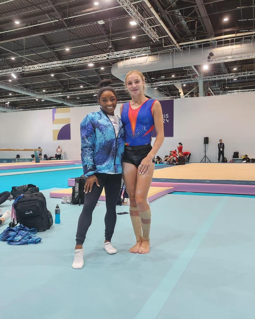 Sabrina Voinea, alături de Simone Biles. Foto: Federația Română de Gimnastică
