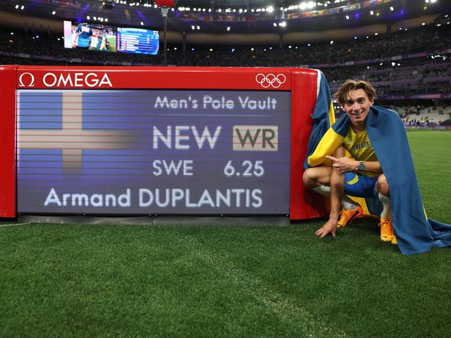 Mondo Duplantis smashes world record at Paris 2024 to take back-to-back Olympic Games pole vault golds - TNT Sports