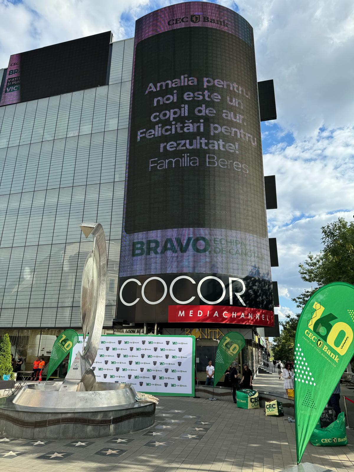 Unul dintre mesajele afișate pe clădirea Cocor din București, odată cu revenirea canotorilor români în țară