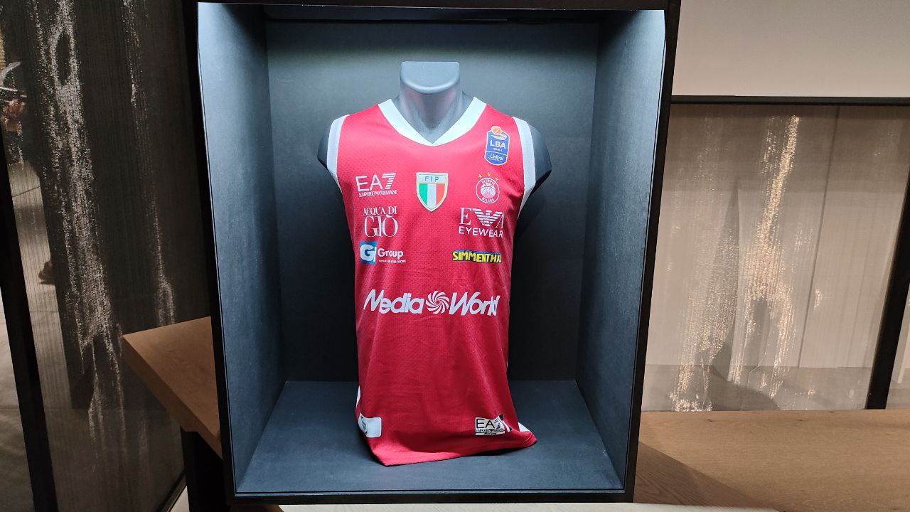 La maglia dell'Olimpia Milano per le competizioni italiane