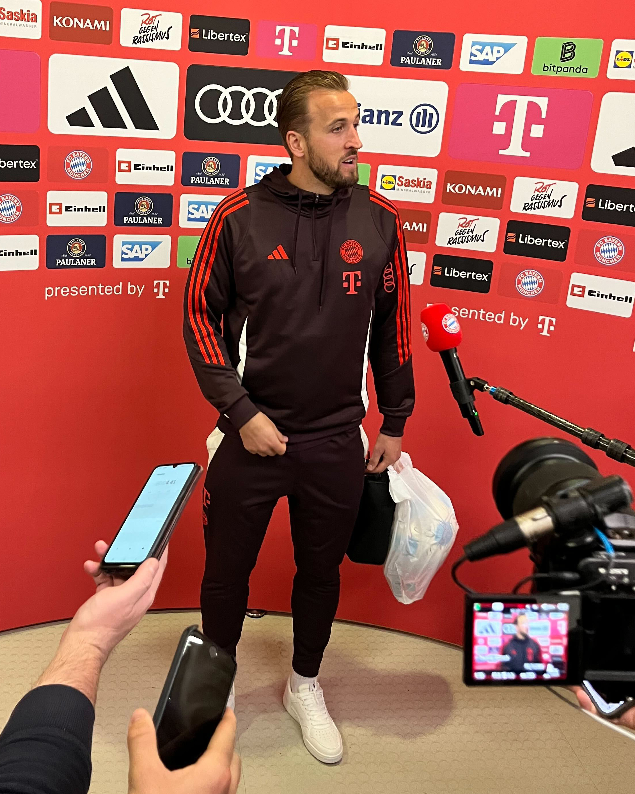 Bundesliga: Harry Kane nach seinem Hattrick für den FC Bayern München gegen den VfB Stuttgart mit eingetütetem Spielball