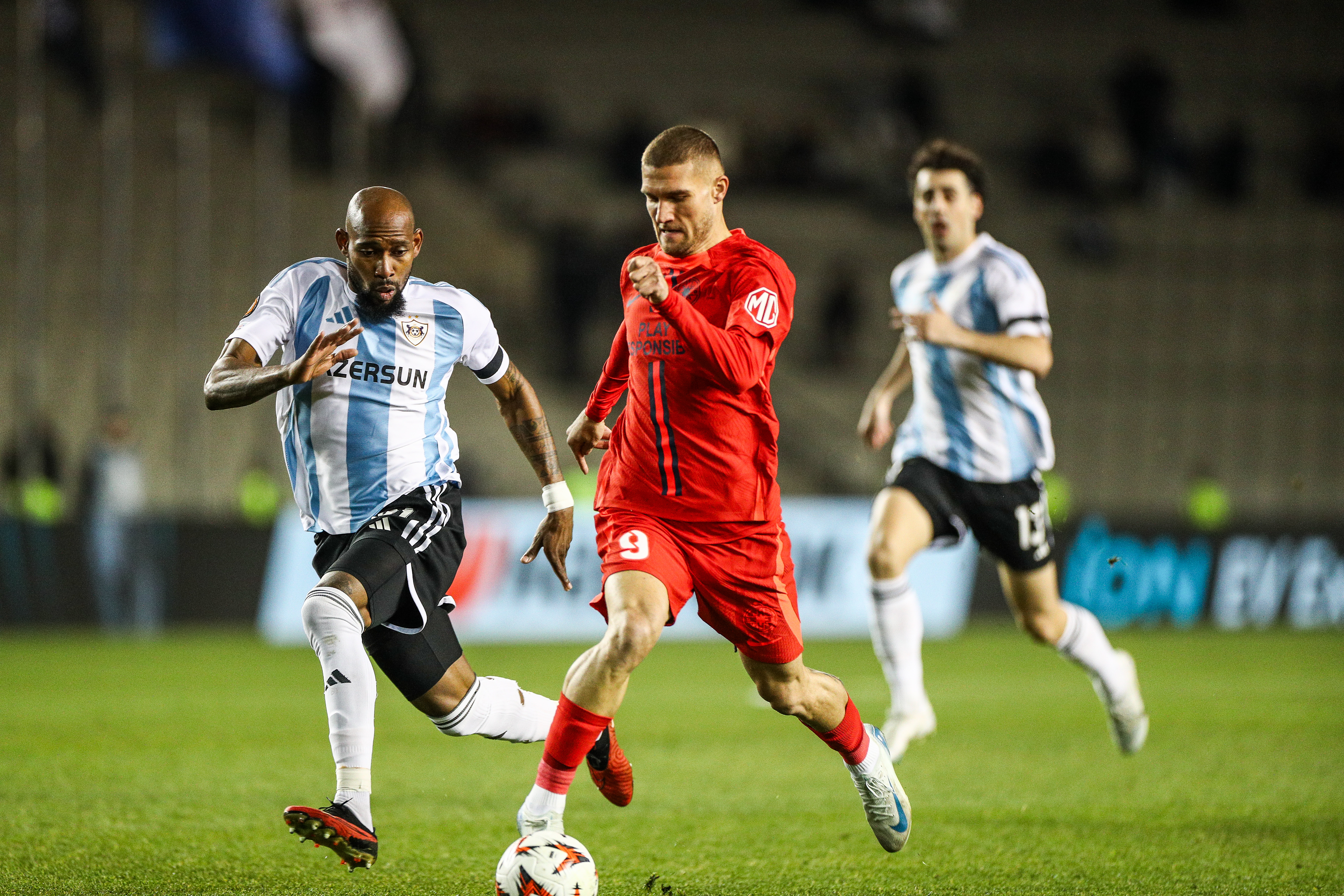 Daniel Bîrligea în acțiune, în meciul Qarabag - FCSB 2-3, din Europa League.