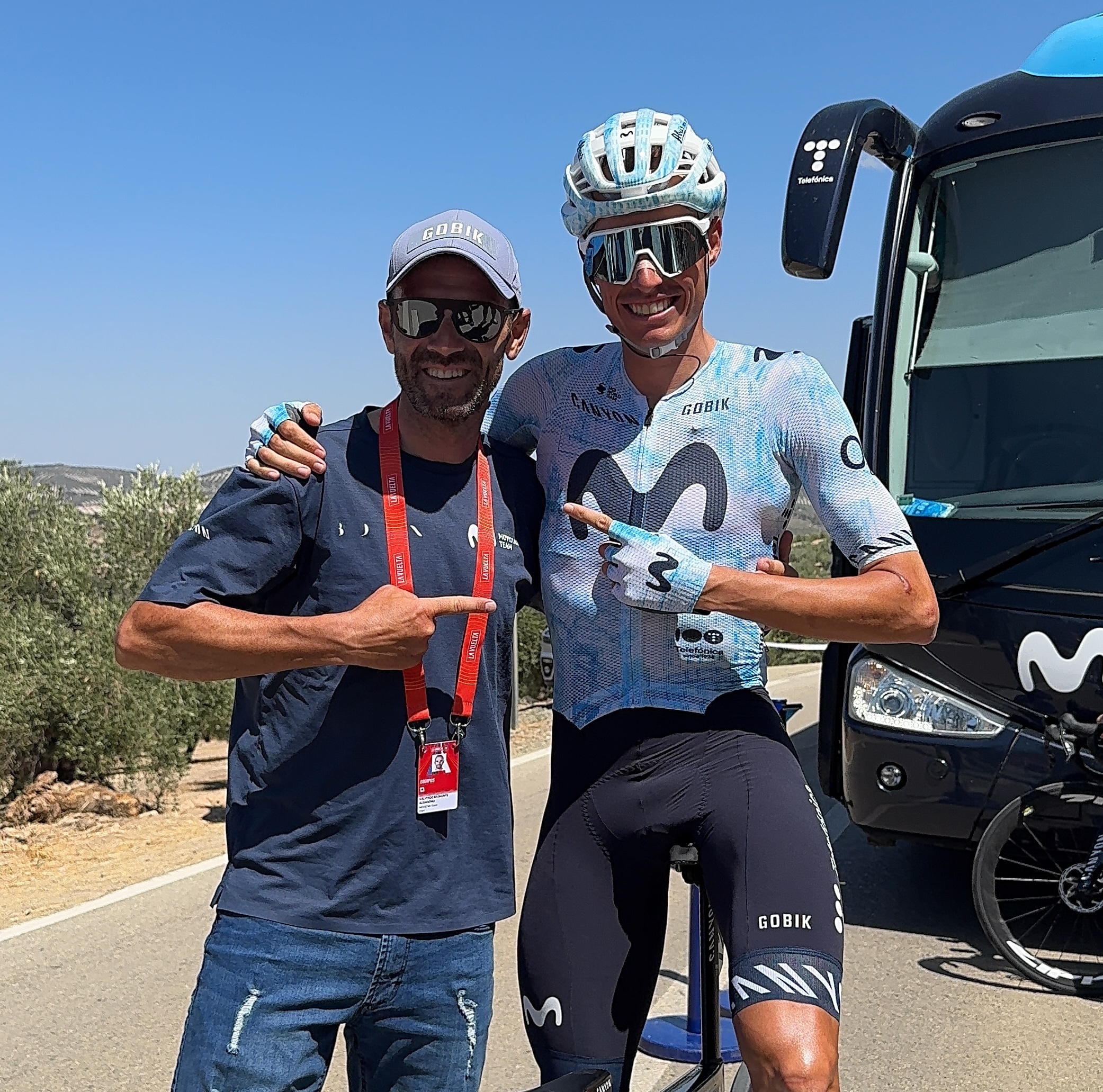 Valverde, junto a Enric Mas en una salida de etapa de La Vuelta 2024, donde ejerció como asesor del equipo. ©: Dani Sánchez