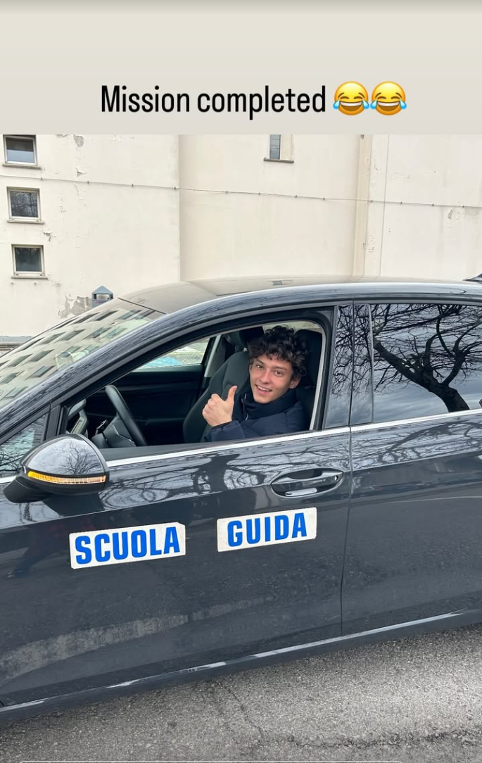 Kimi Antonelli zeigt sich in seiner Instagram-Story im Fahrschulauto