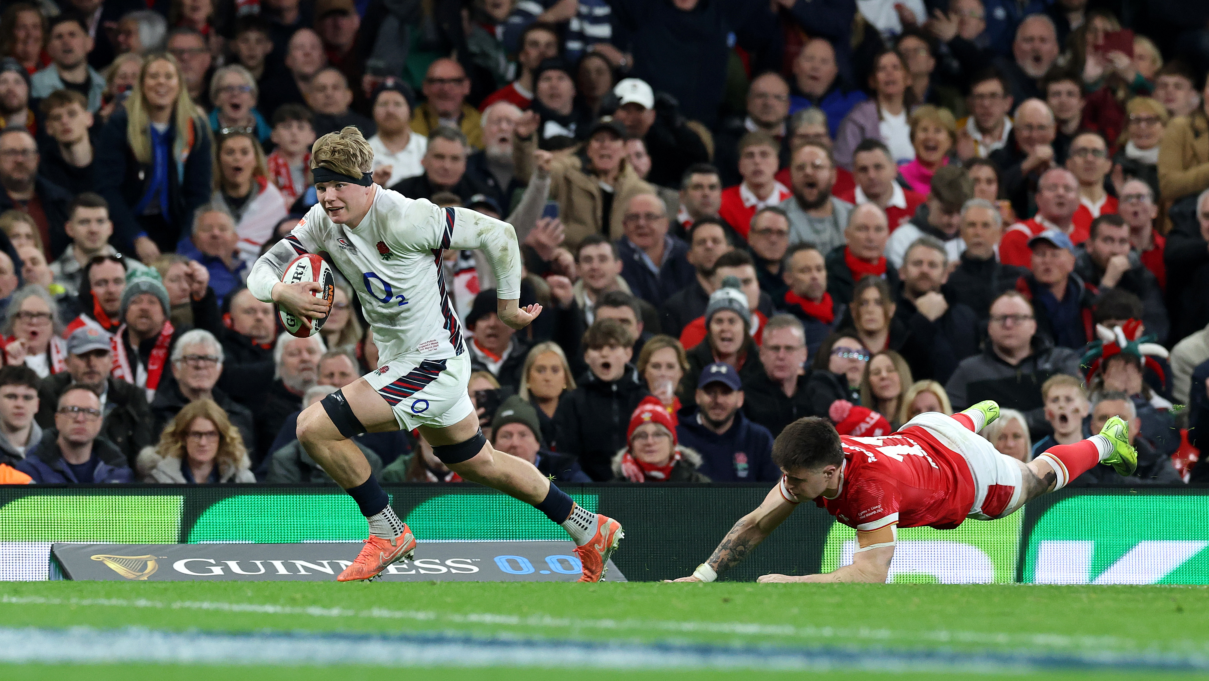 Henry Pollock fonce vers son premier essai chez les grands, avec le XV de la Rose
