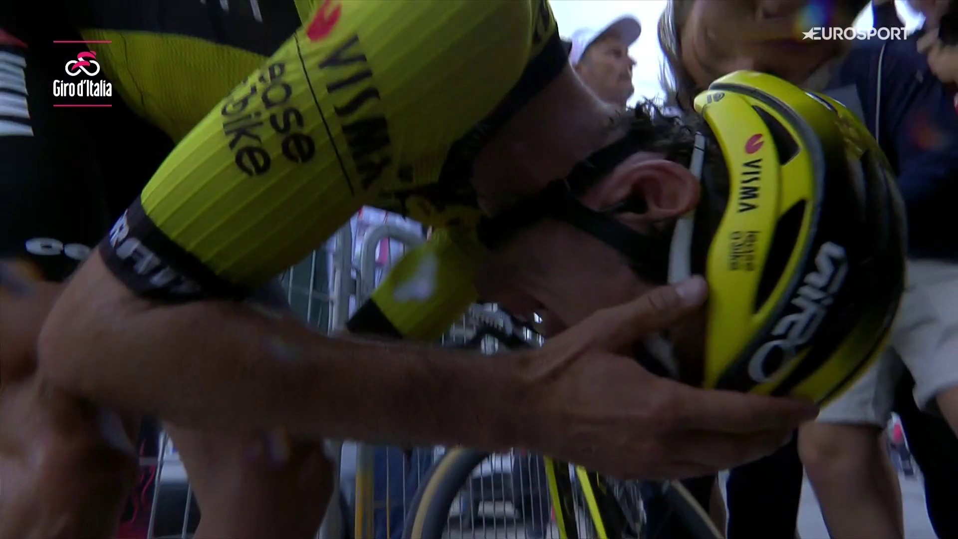 Simon Yates, emocionado tras coronarse como nuevo líder del Giro 2025.