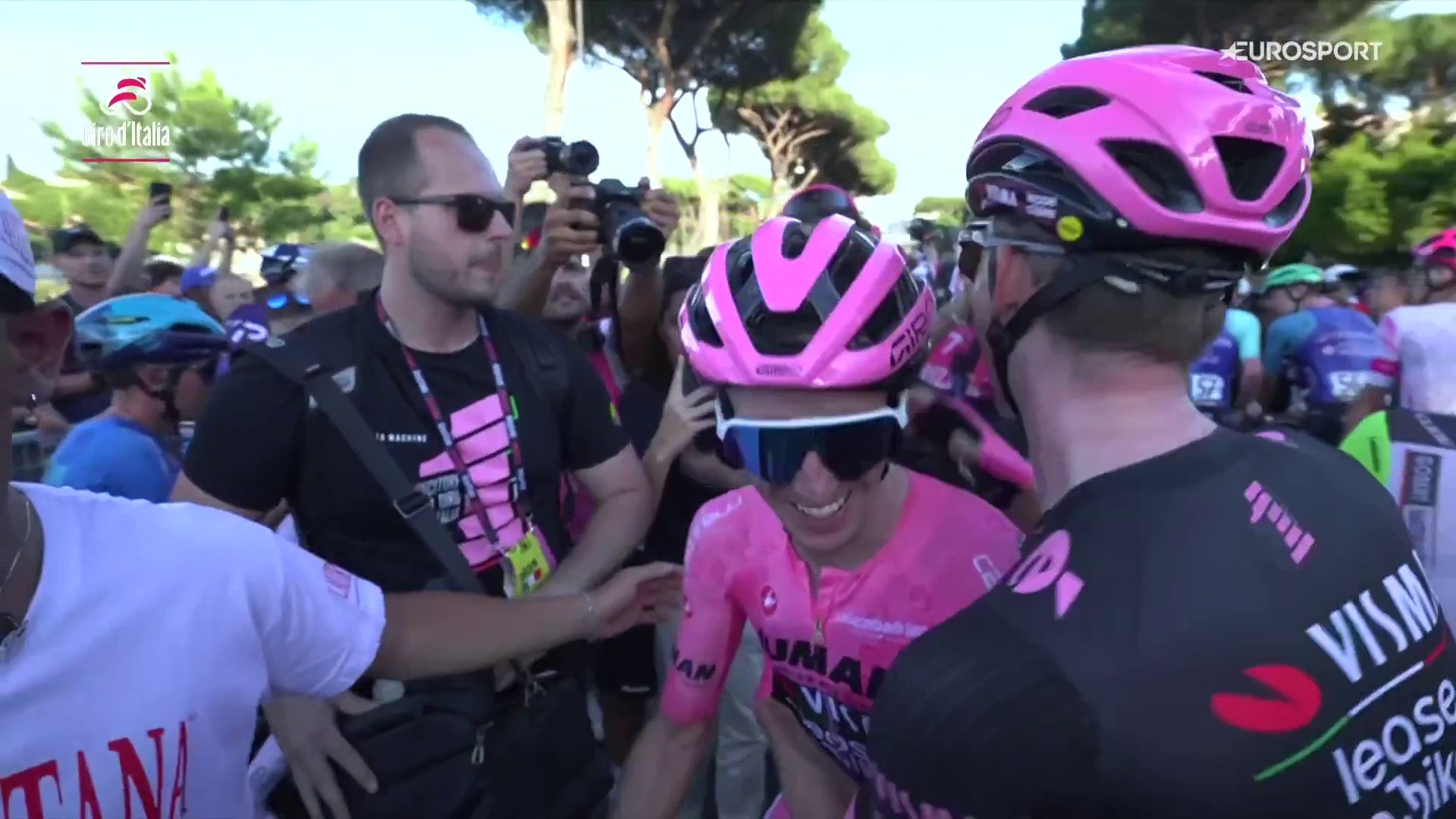 Simon Yates celebra con sus compañeros el triunfo final en el Giro de Italia 2025.