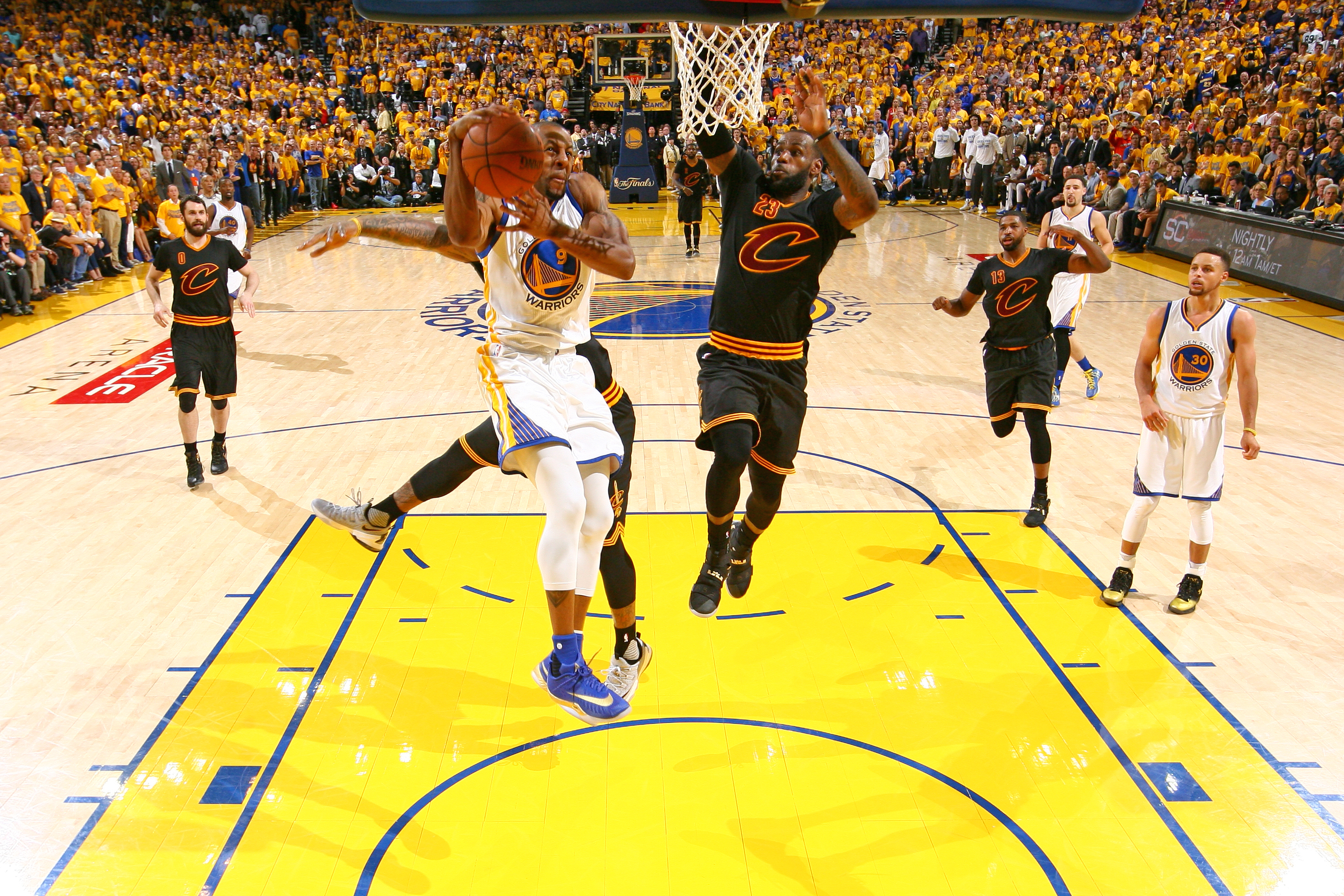 Einer der Schlüsselmomente 2016: LeBron James blockt Andre Iguodala in Spiel 7 spektakulär.