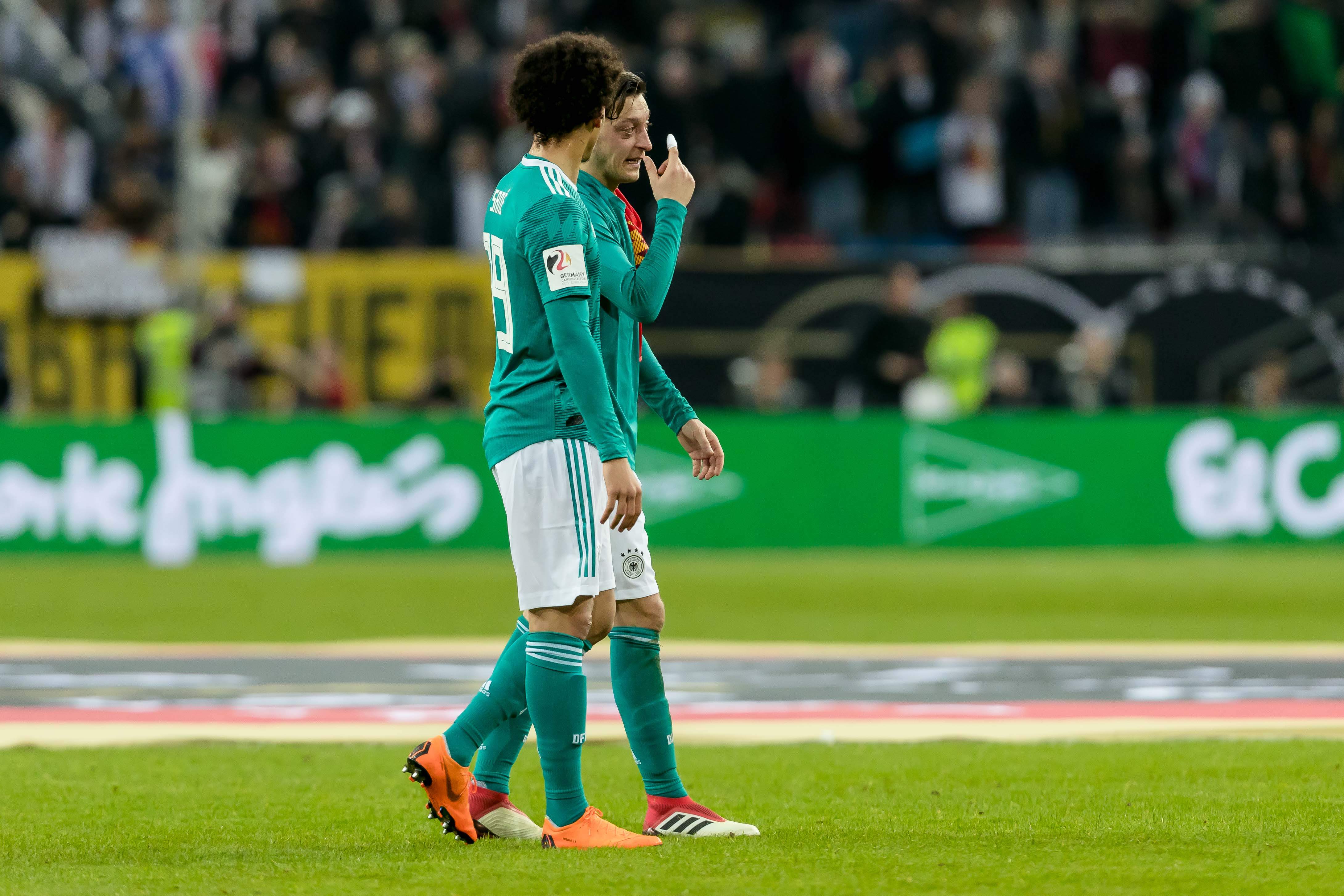 Mesut Özil und Leroy Sané hatten schon 2018 ein gutes Verhältnis zueinander.