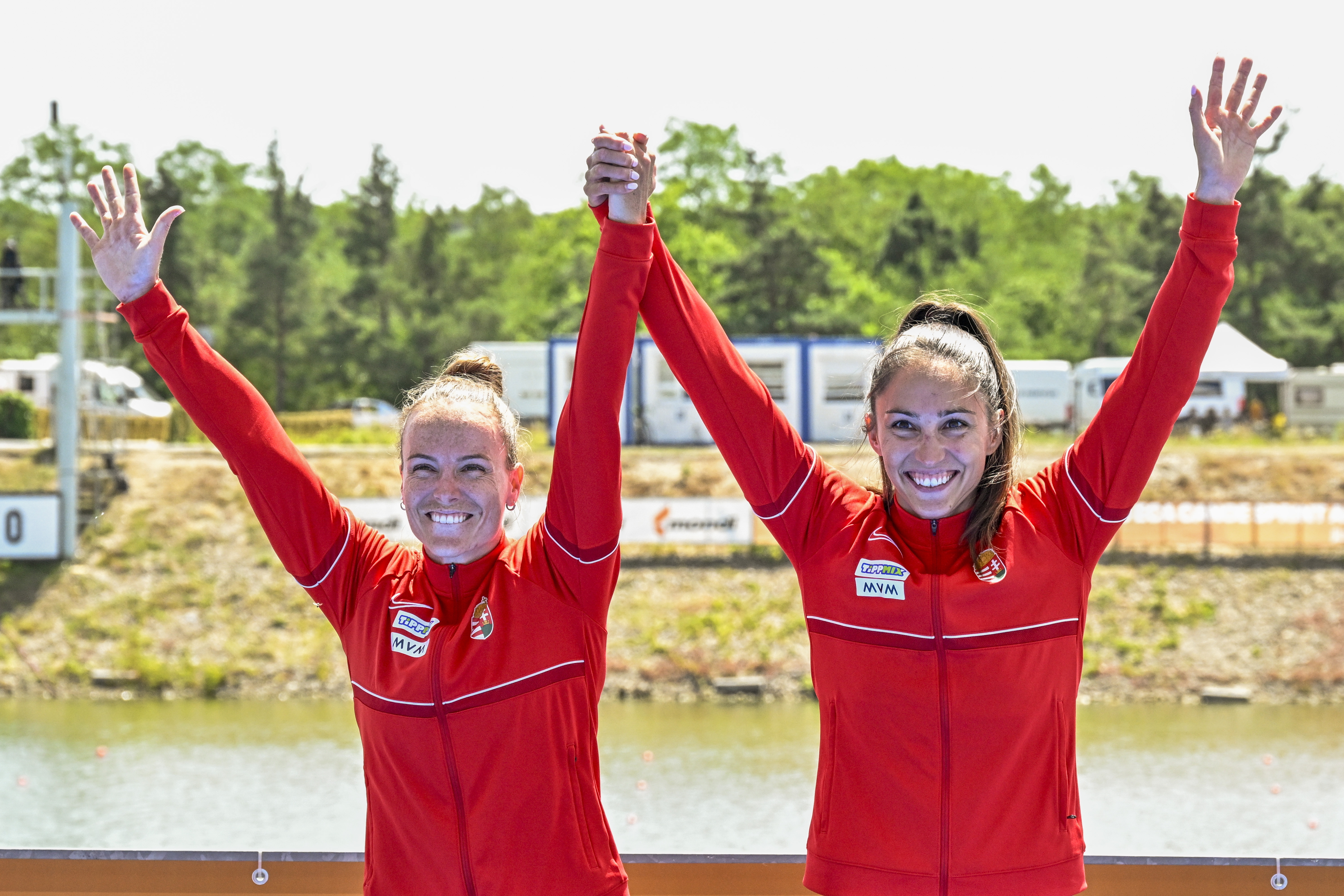 A harmadik helyezett Kiss Blanka és Lucz Anna (b-j) a kajak-kenu Európa-bajnokság női kajak kettes 500 méteres számának eredményhirdetésen a csehországi Racicében 2025. június 22-én. MTI/Szigetváry Zsolt