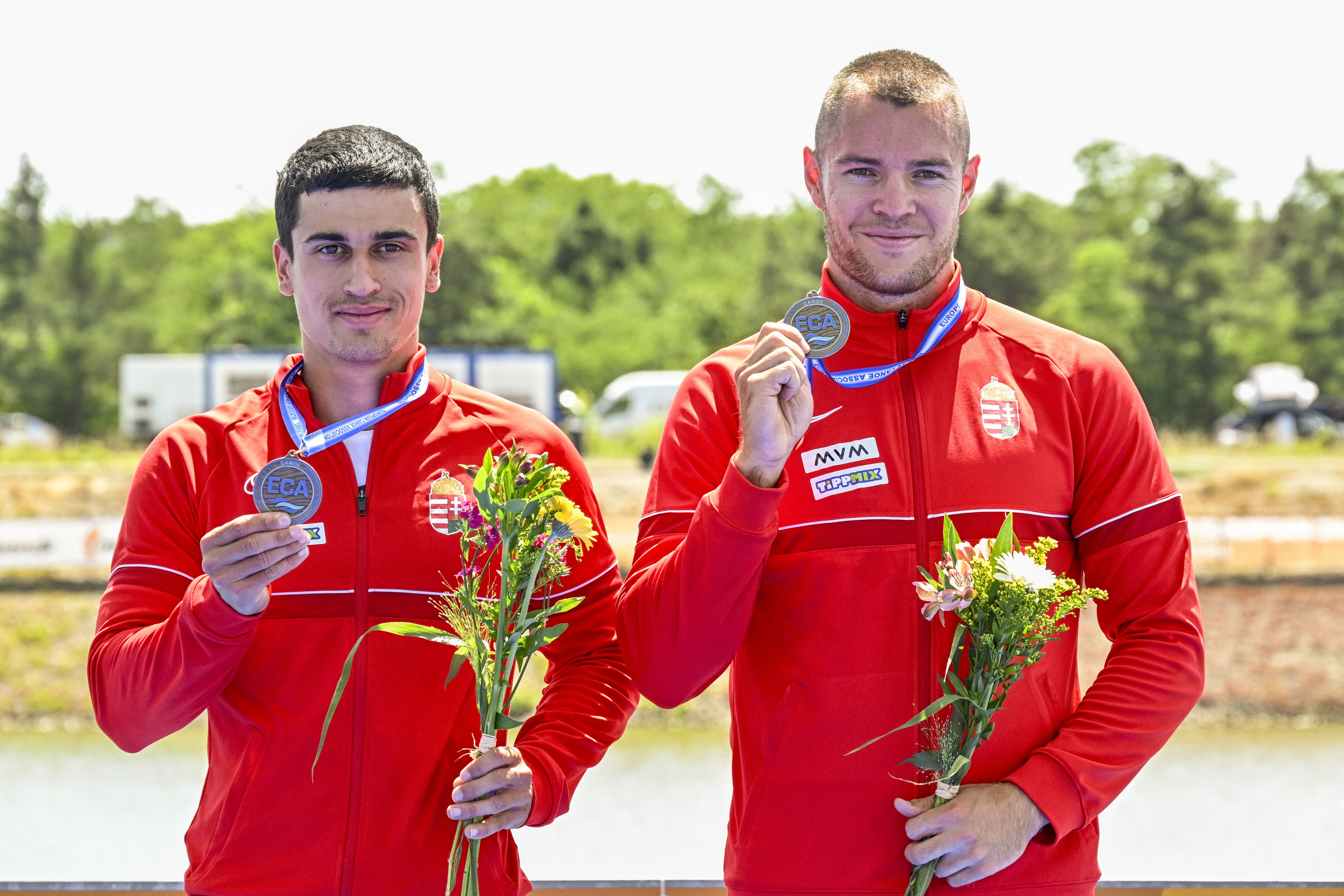 A harmadik helyezett Juhász István és Kollár Kristóf (b-j) a kajak-kenu Európa-bajnokság férfi kenu kettes 500 méteres számának eredményhirdetésen a csehországi Racicében 2025. június 22-én. MTI/Szigetváry Zsolt