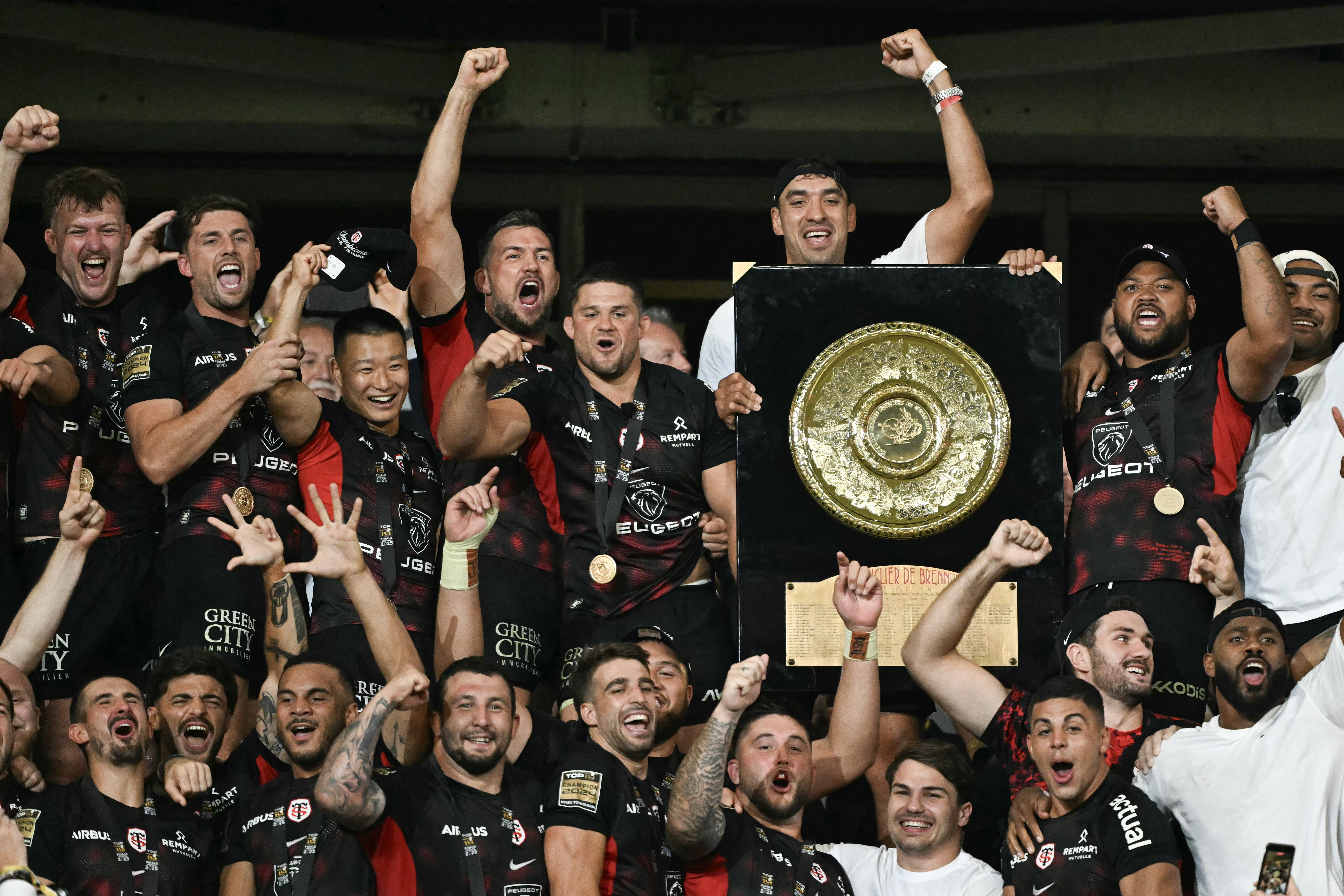 Le bouclier de Brennus, brandi par le Stade toulousain au Stade de France (28/06/2025)