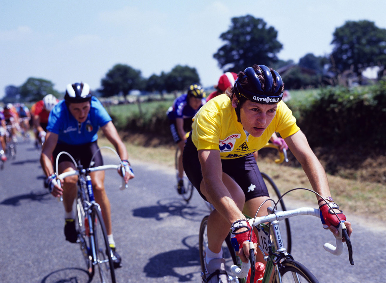 Jeannie Longo, con el maillot amarillo del Tour de Francia que se celebraba en los años '80, en coincidencia de recorrido y fechas con el masculino.