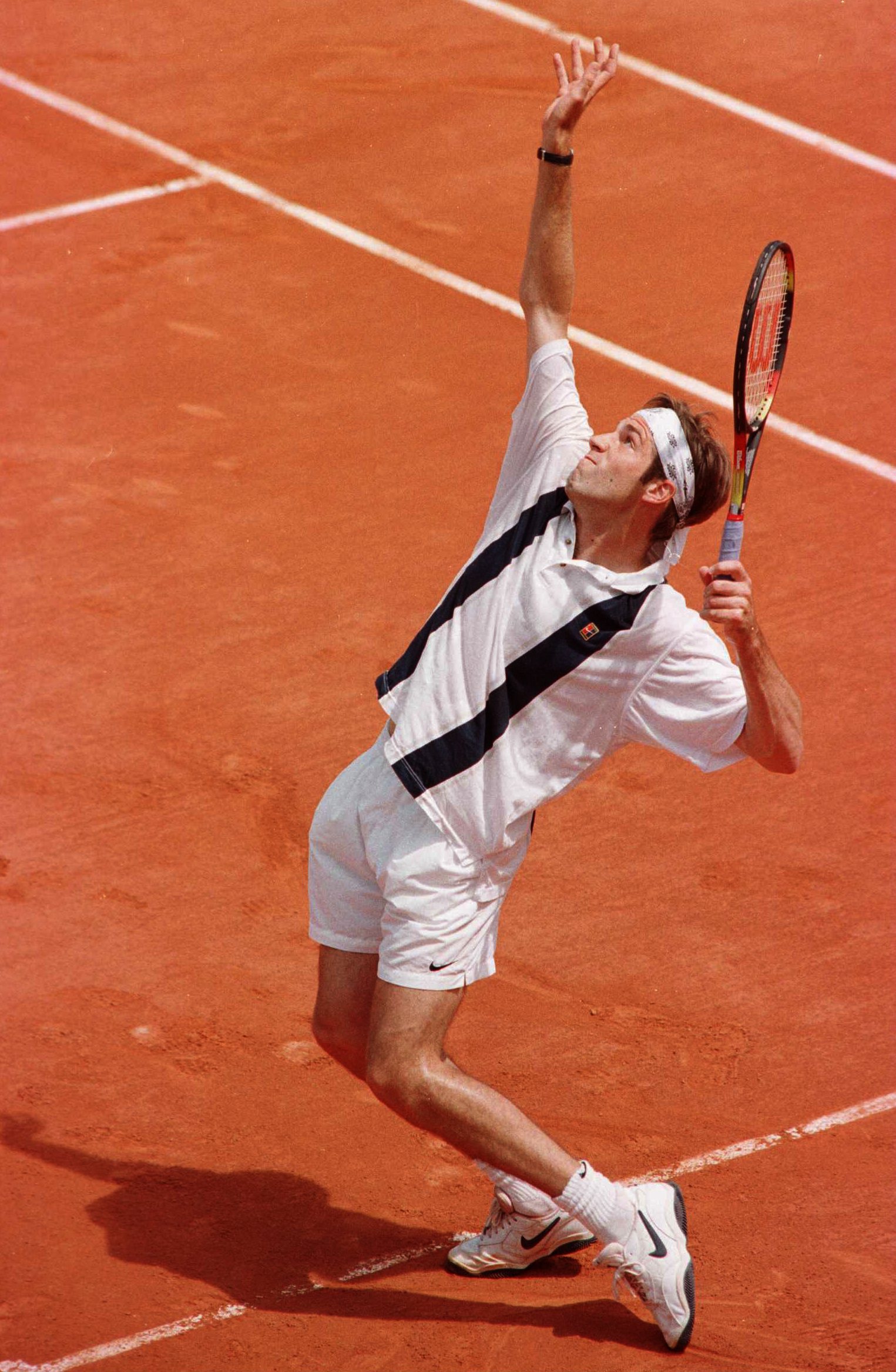 Greg Rusedski in battuta al Roland Garros 1996